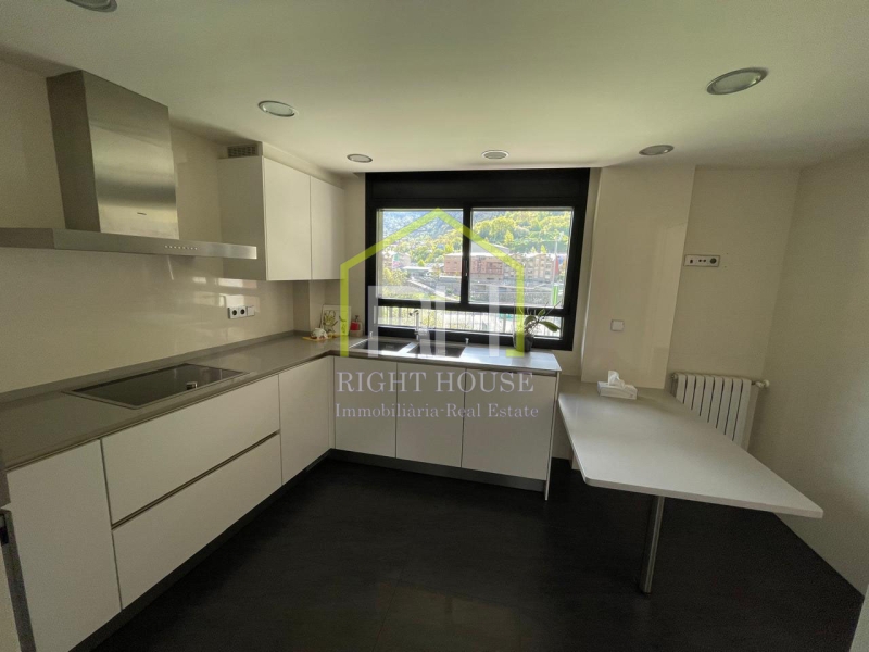 VENUT !!!!!!Sota àtic de 150m2 amb terrassa