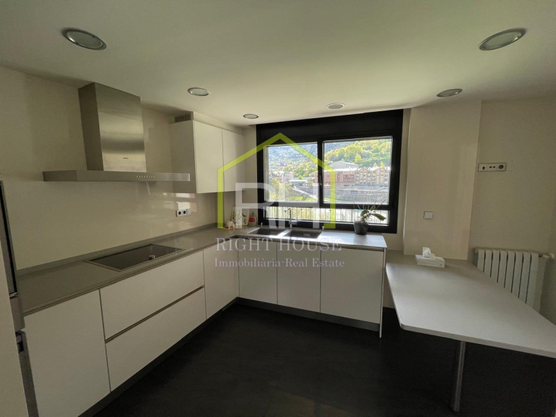 VENUT !!!!!!Sota àtic de 150m2 amb terrassa