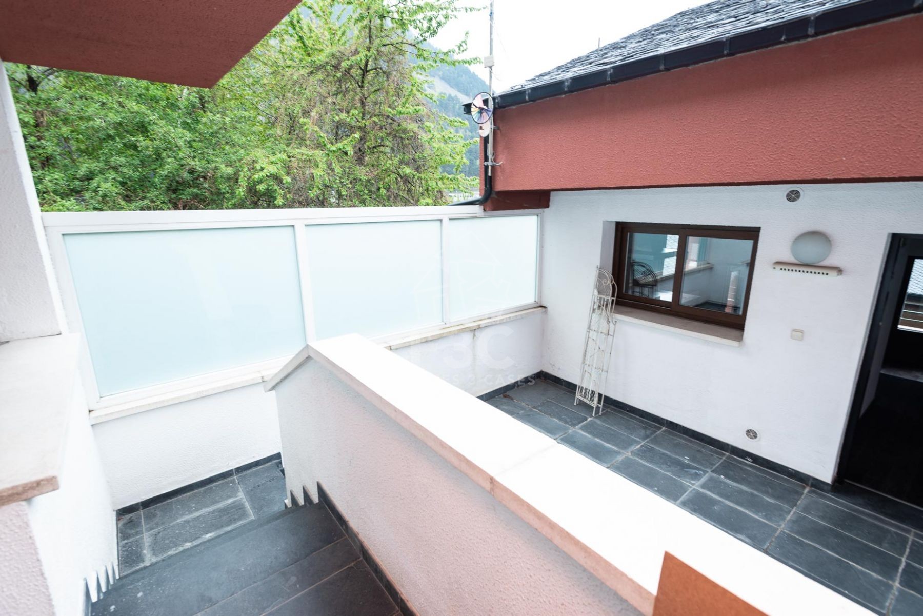 En un conjunt residencial tranquil i assolellat de