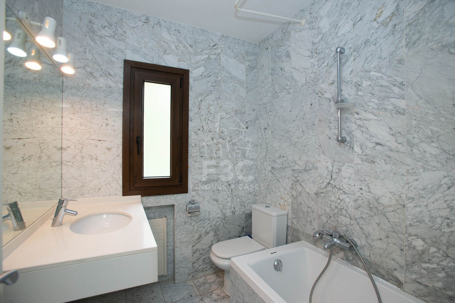 En un conjunt residencial tranquil i assolellat de