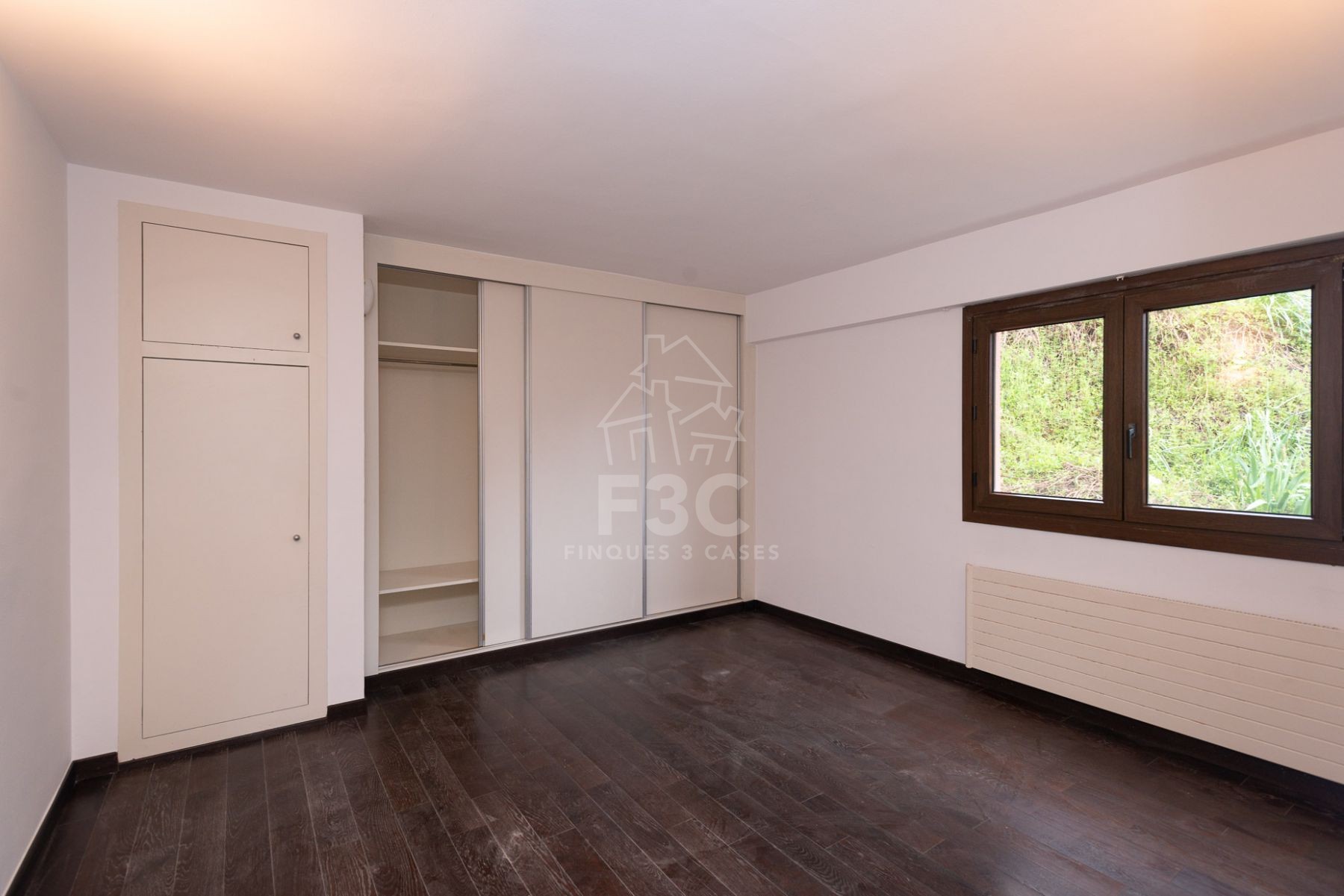 En un conjunt residencial tranquil i assolellat de