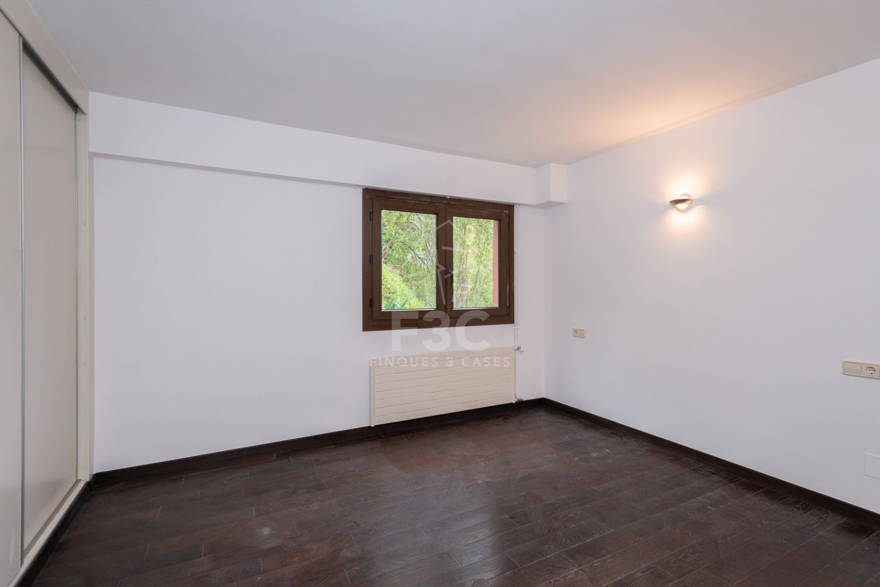 En un conjunt residencial tranquil i assolellat de