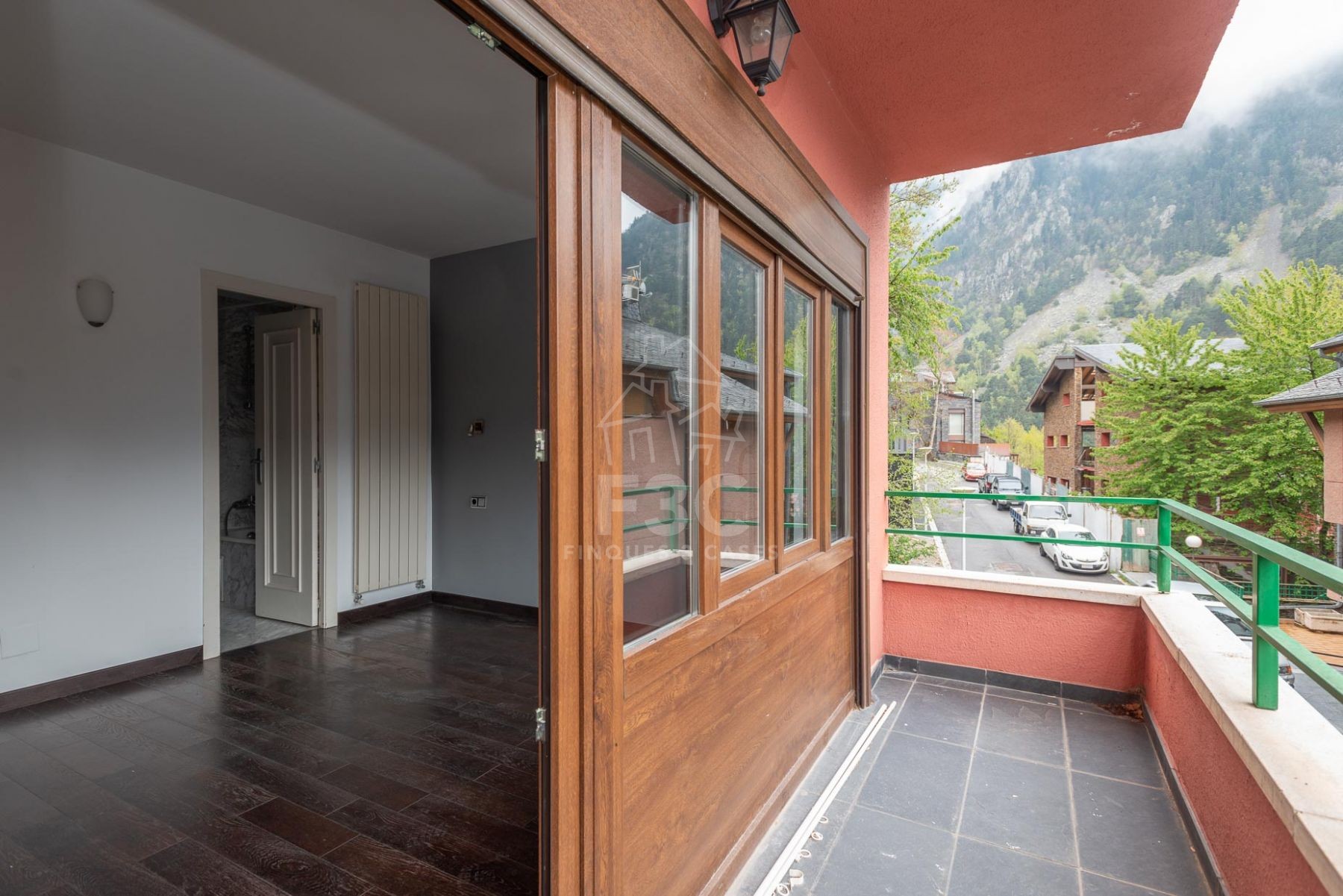 En un conjunt residencial tranquil i assolellat de