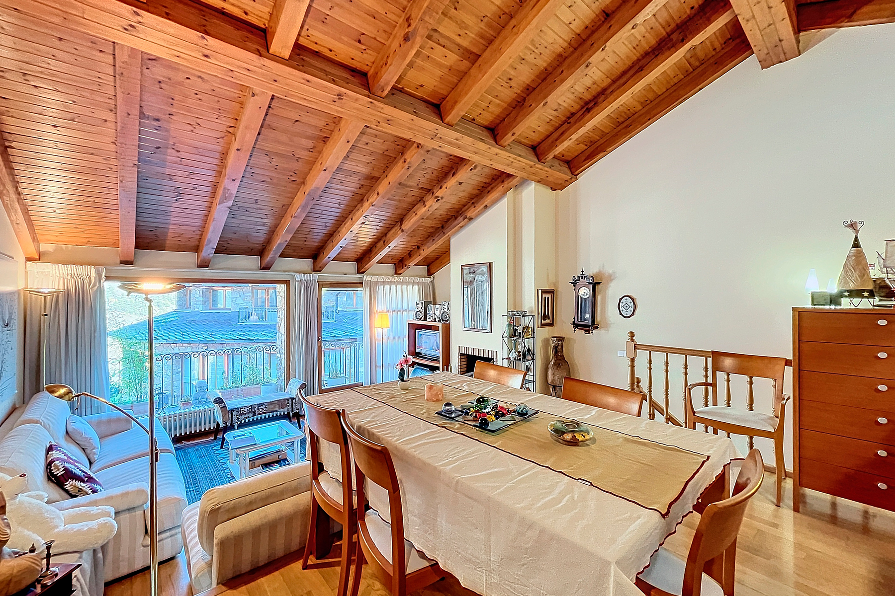 Presentem un encantador dúplex de 105 m² situat 