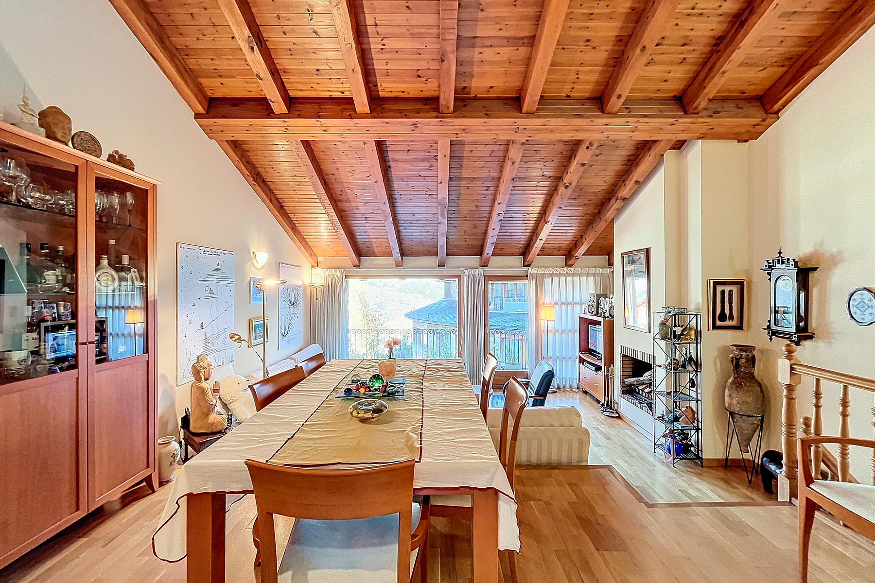 Presentem un encantador dúplex de 105 m² situat 