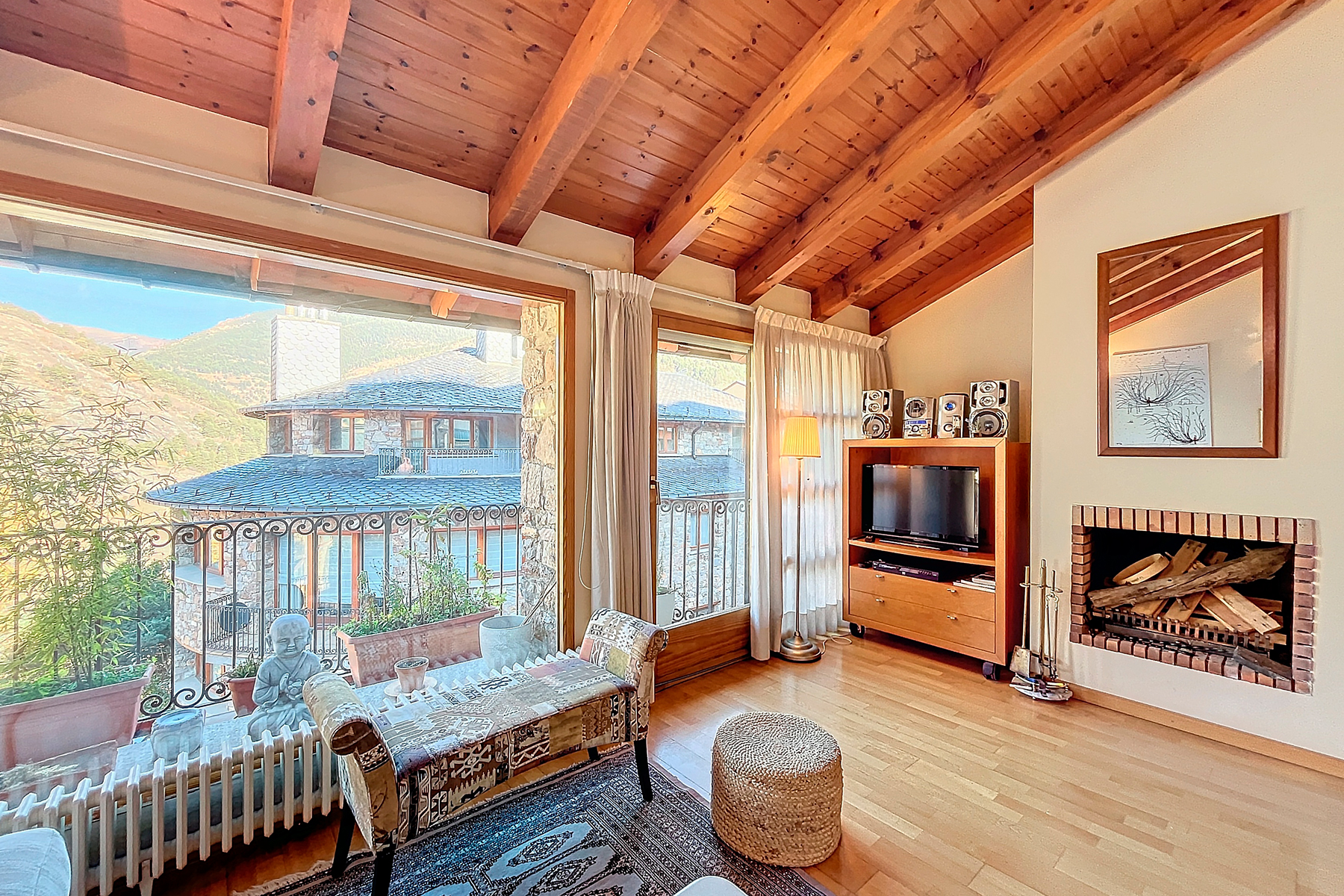 Presentem un encantador dúplex de 105 m² situat 