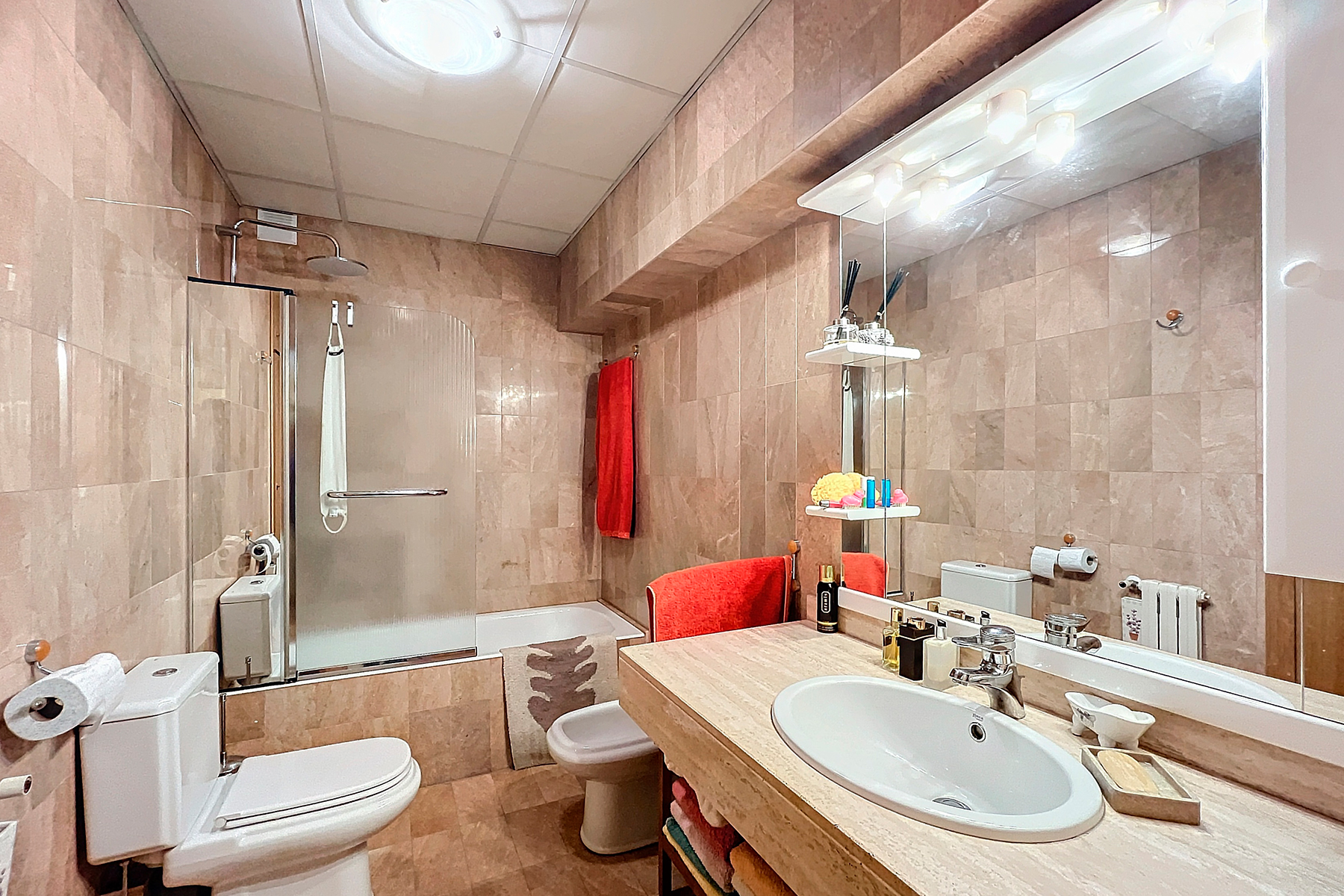 Presentem un encantador dúplex de 105 m² situat 