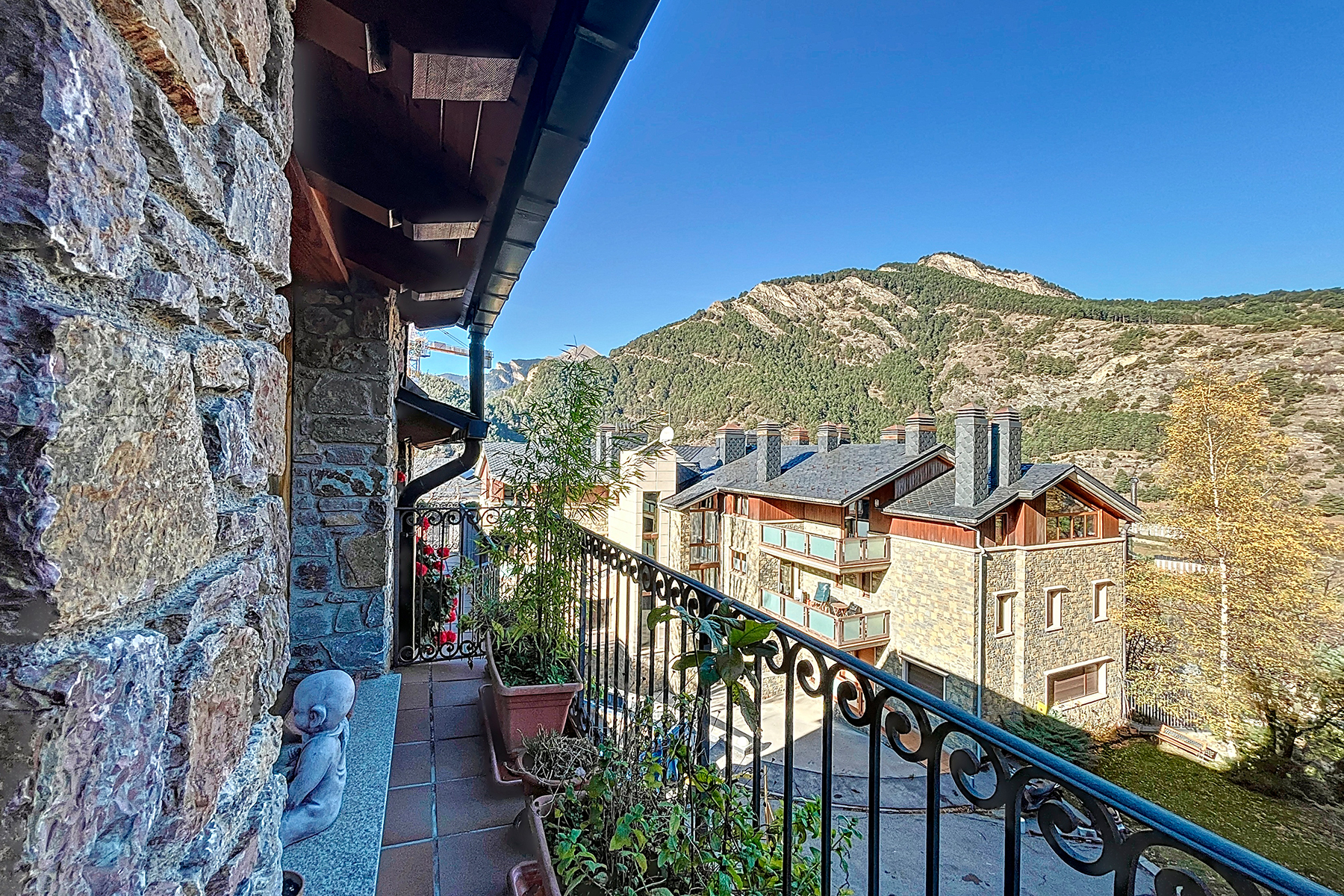 Presentem un encantador dúplex de 105 m² situat 