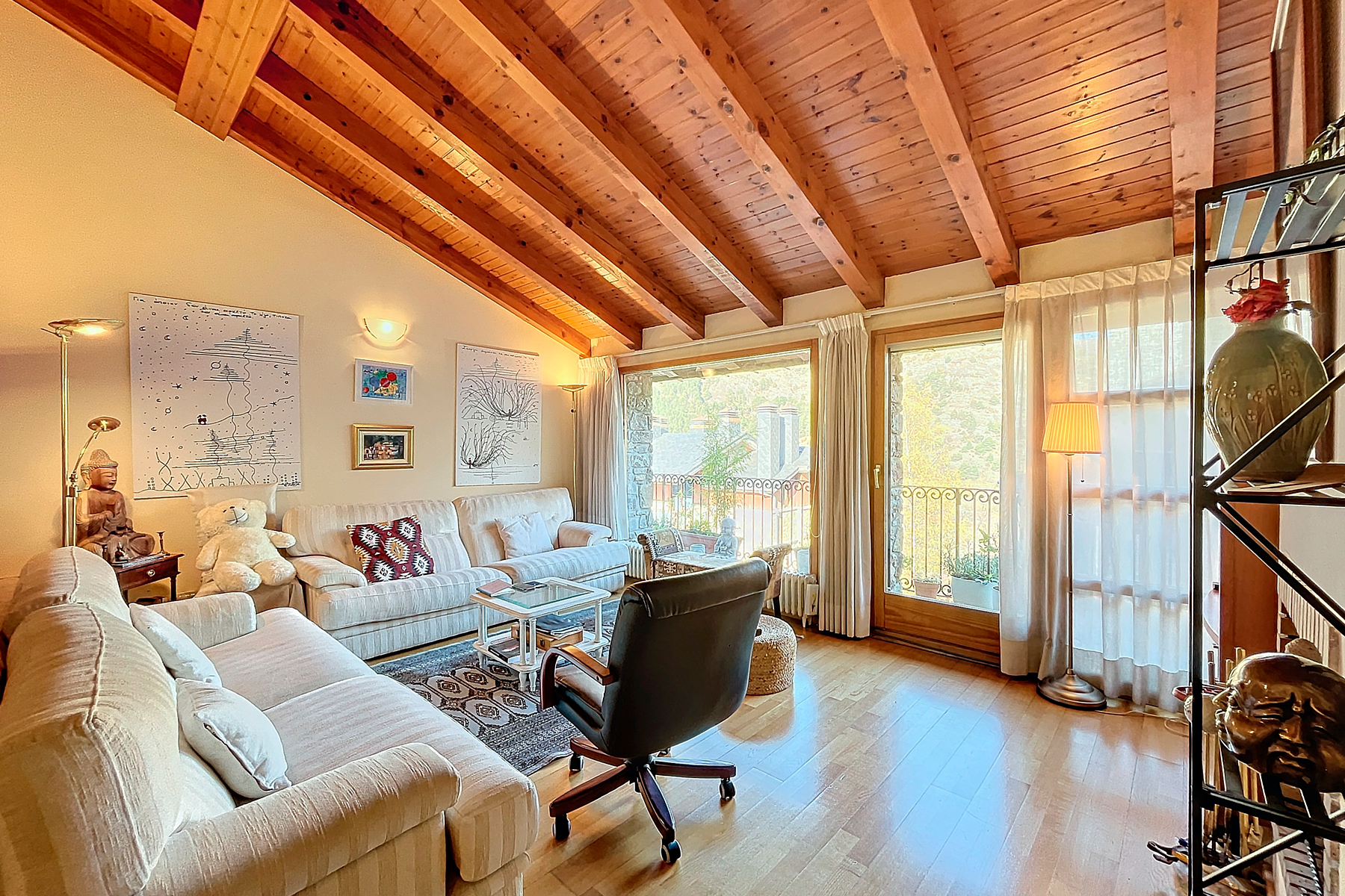 Presentem un encantador dúplex de 105 m² situat 