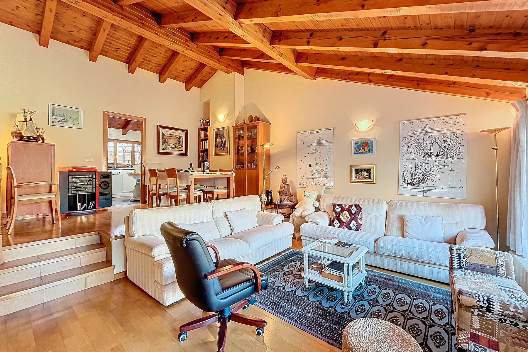 Presentem un encantador dúplex de 105 m² situat 