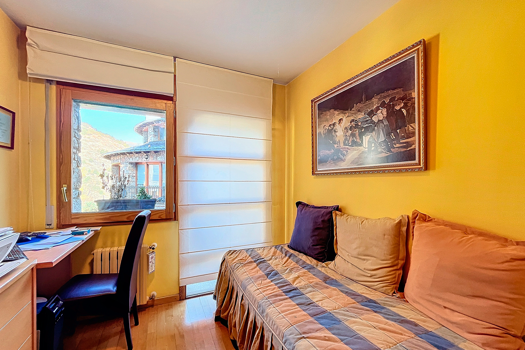 Presentem un encantador dúplex de 105 m² situat 