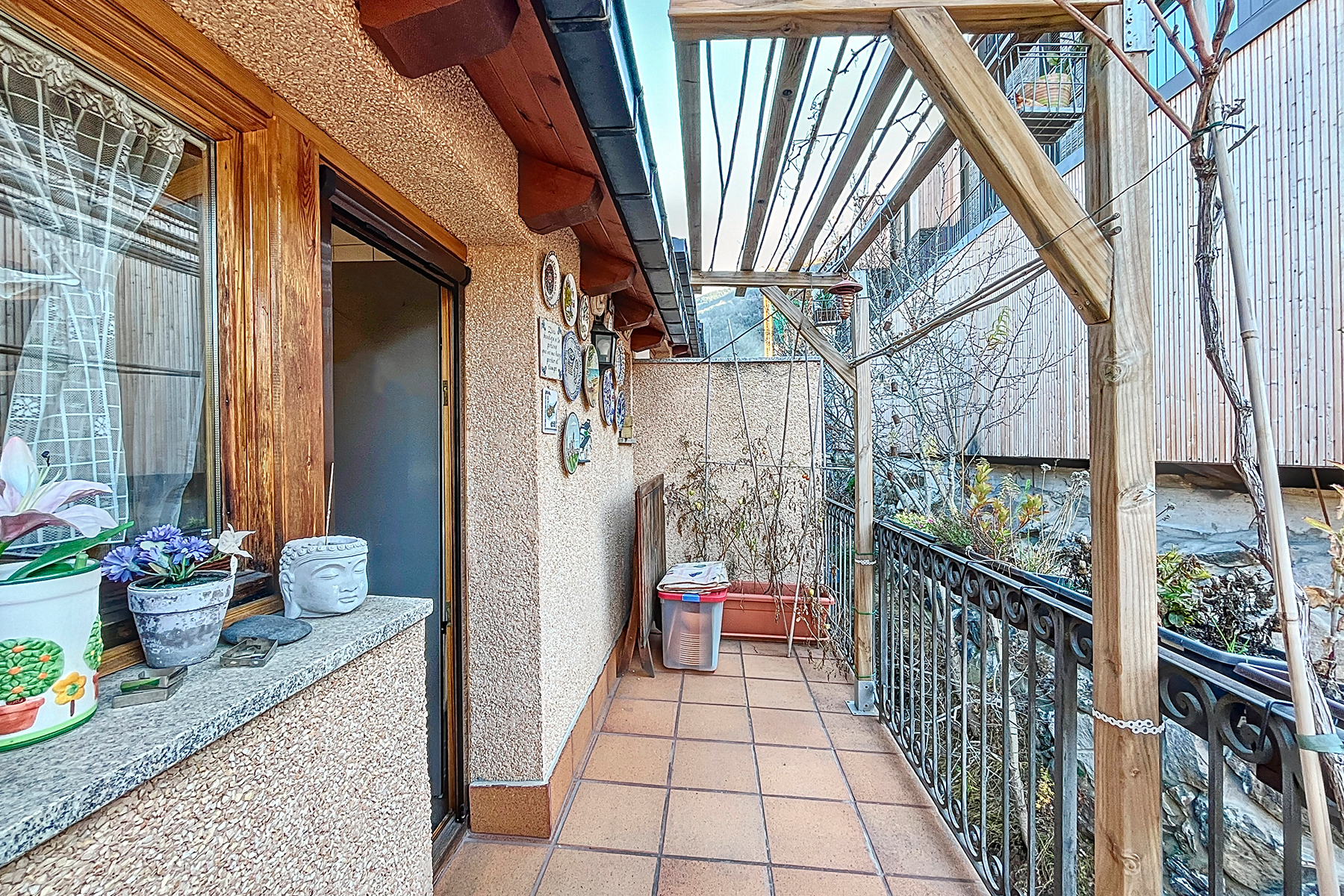 Presentem un encantador dúplex de 105 m² situat 