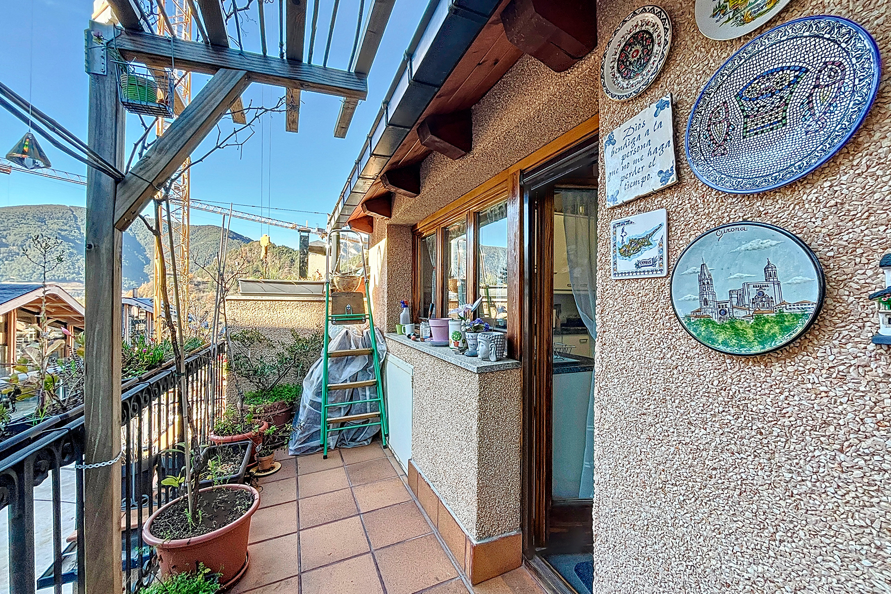 Presentem un encantador dúplex de 105 m² situat 