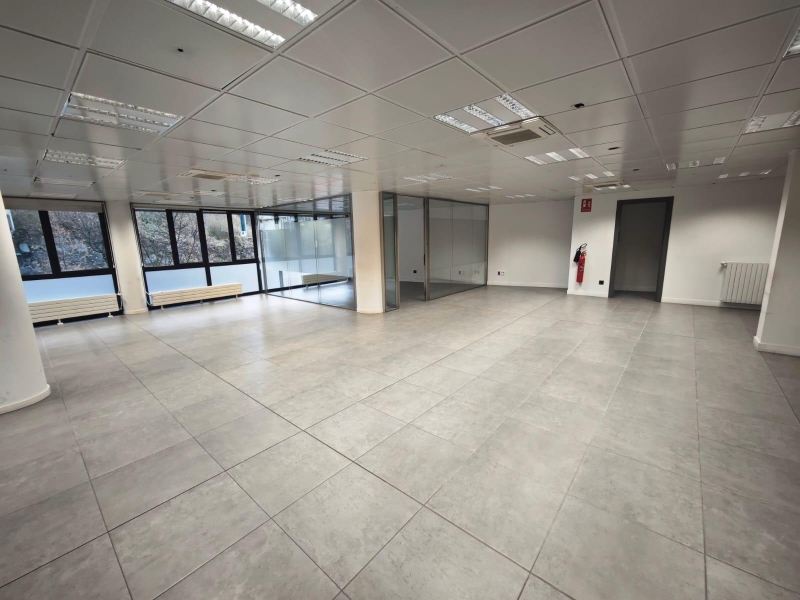 ES LLOGA GRAN LOCAL A ESCALDES - ENGORDANY (PROP DE TOT)