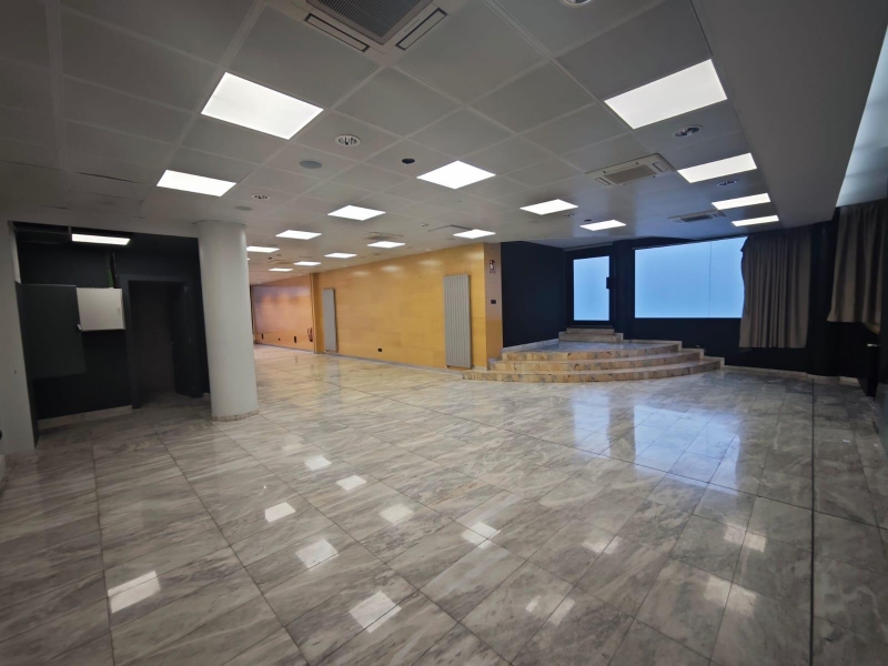 ES LLOGA GRAN LOCAL A ESCALDES - ENGORDANY (PROP DE TOT)