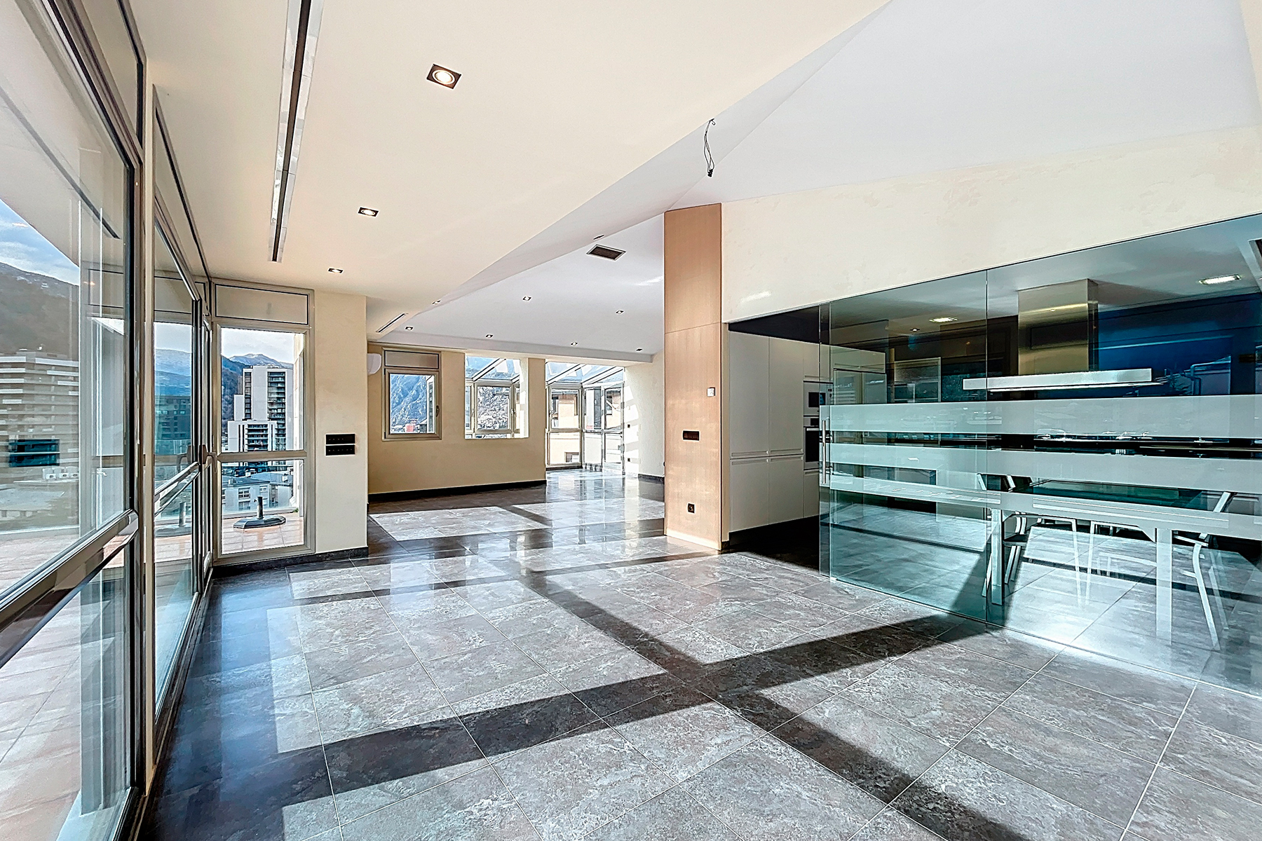 Es presenta aquest àtic singular de 215,05 m², s