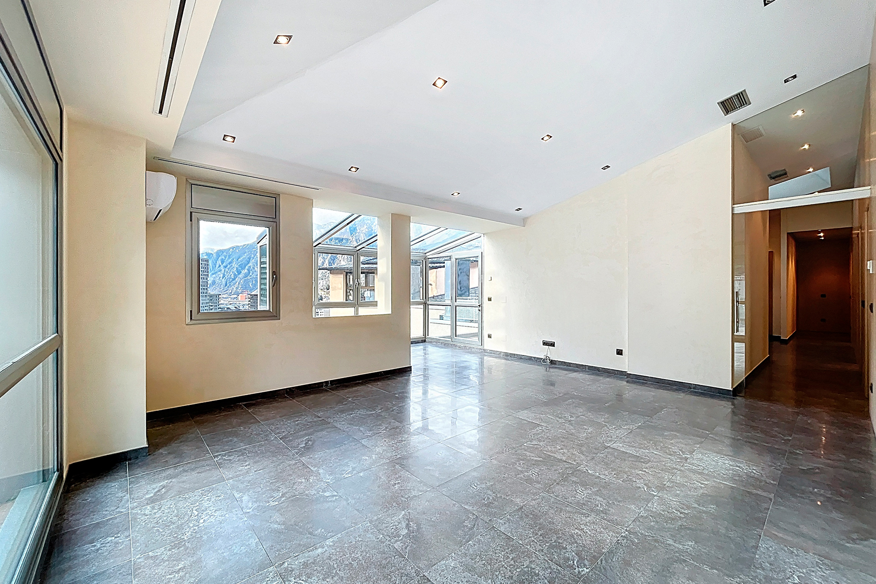 Es presenta aquest àtic singular de 215,05 m², s