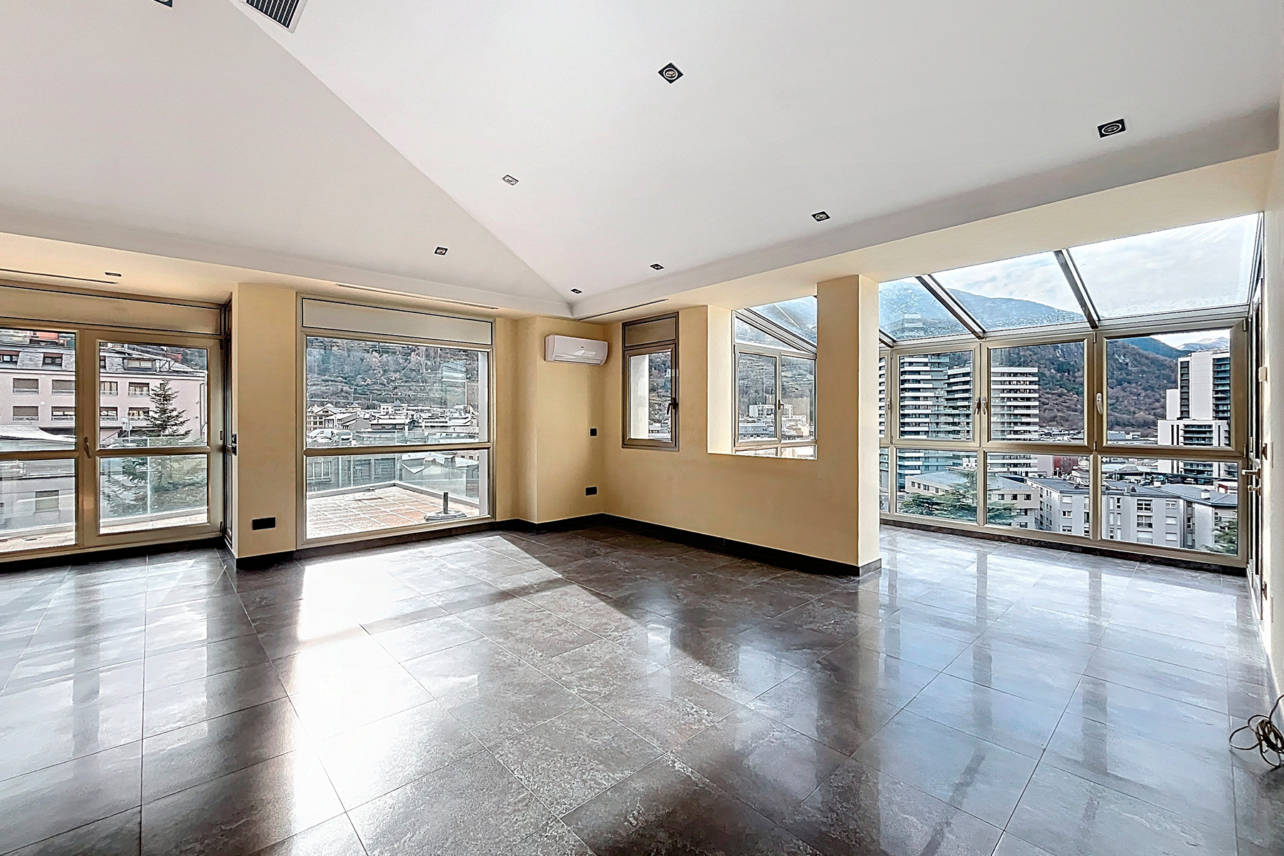 Es presenta aquest àtic singular de 215,05 m², s