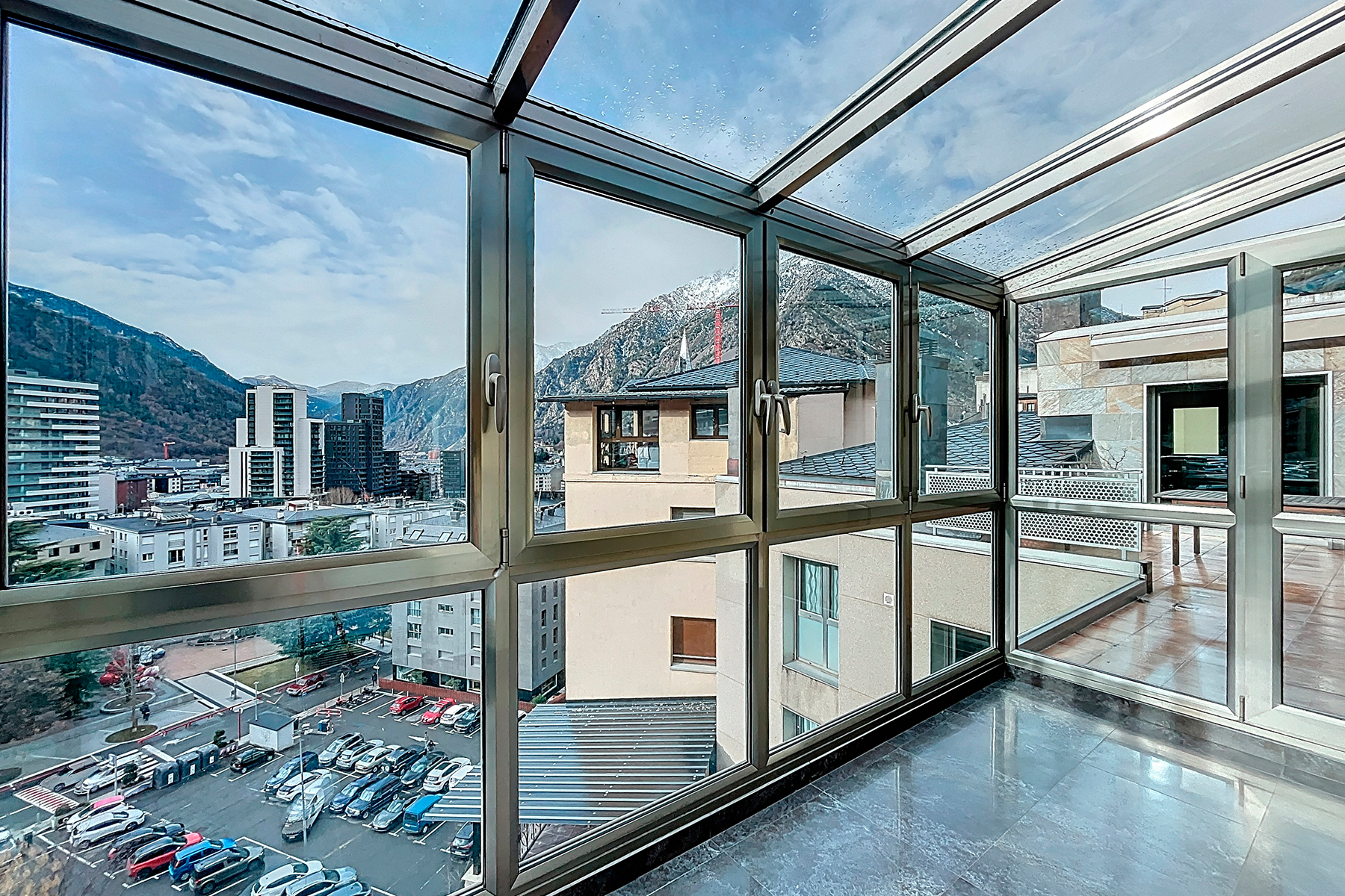 Es presenta aquest àtic singular de 215,05 m², s