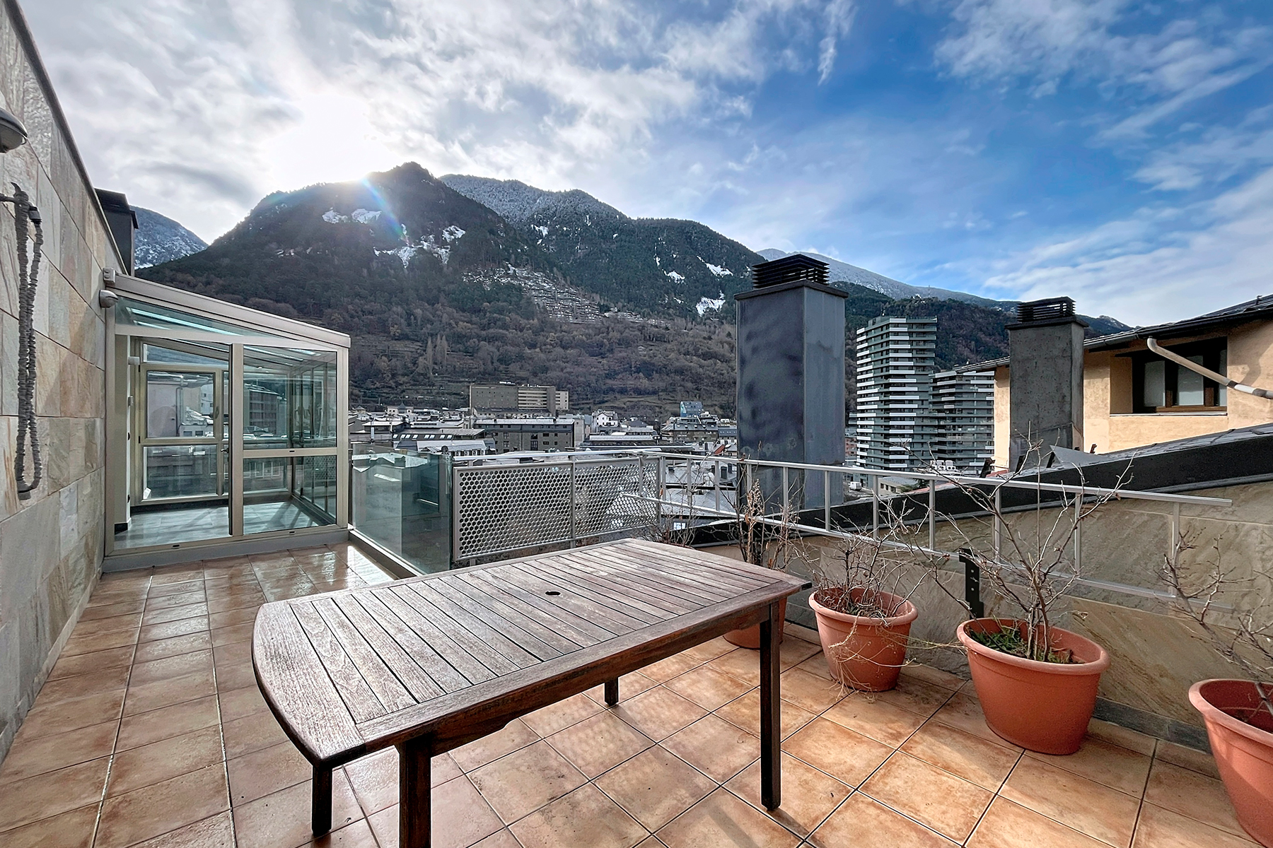 Es presenta aquest àtic singular de 215,05 m², s