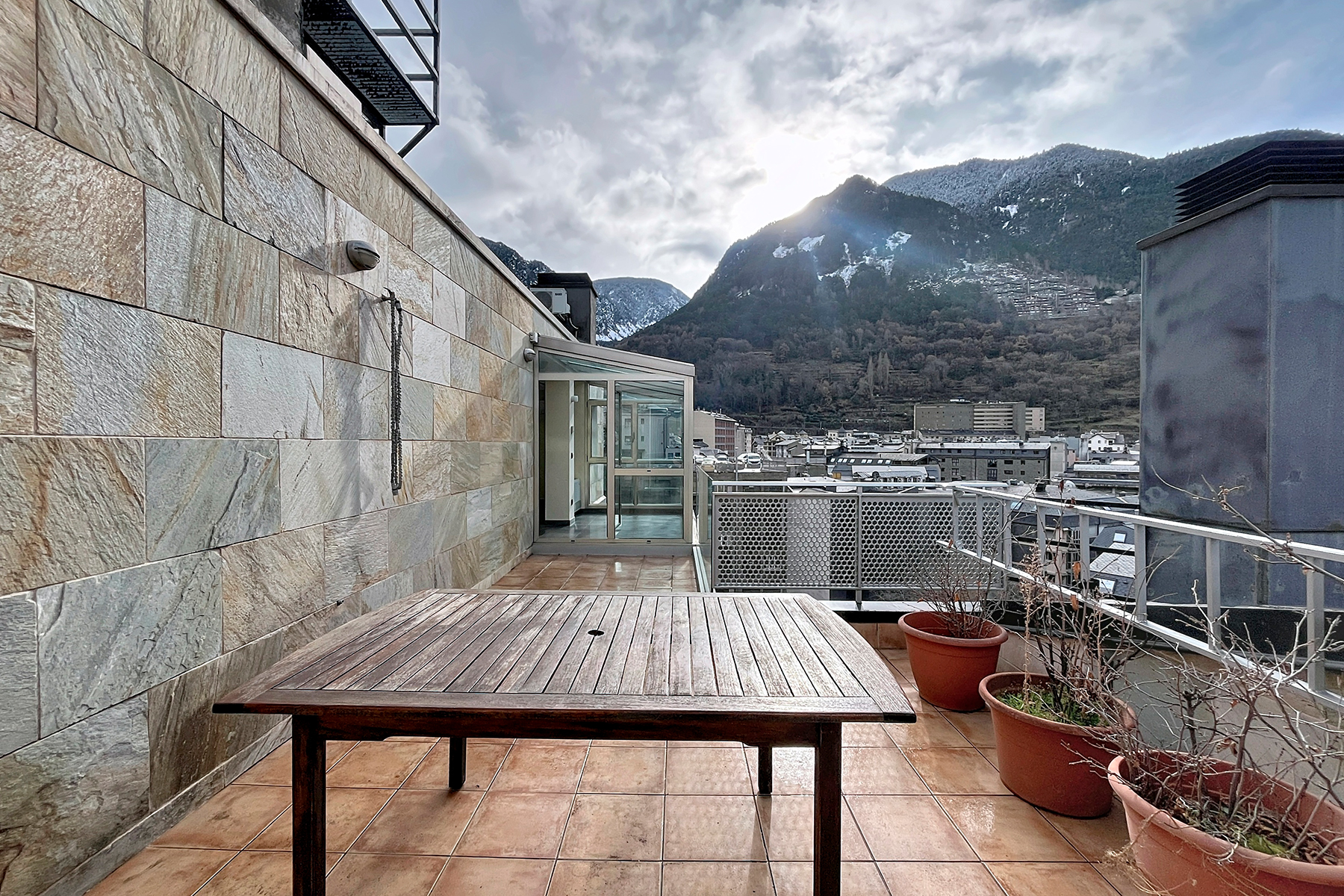 Es presenta aquest àtic singular de 215,05 m², s