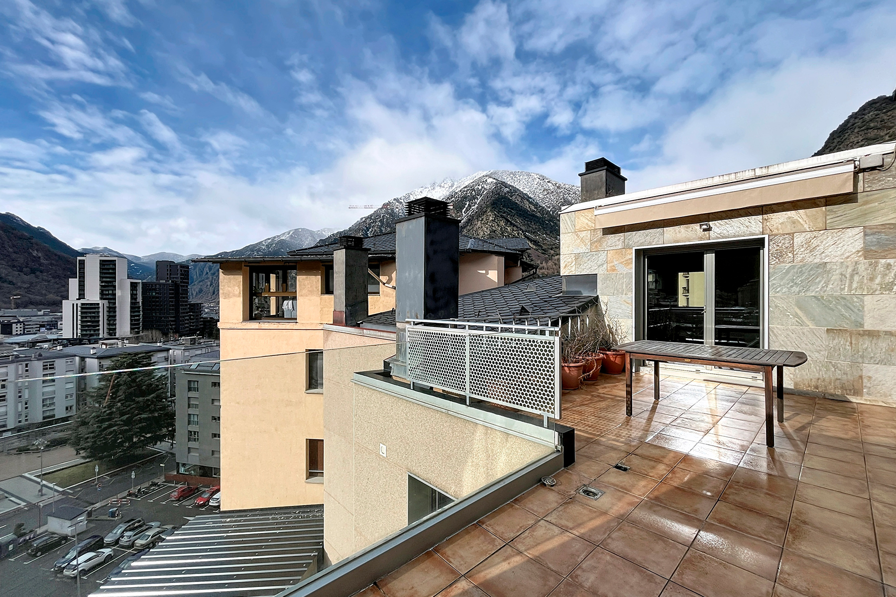 Es presenta aquest àtic singular de 215,05 m², s