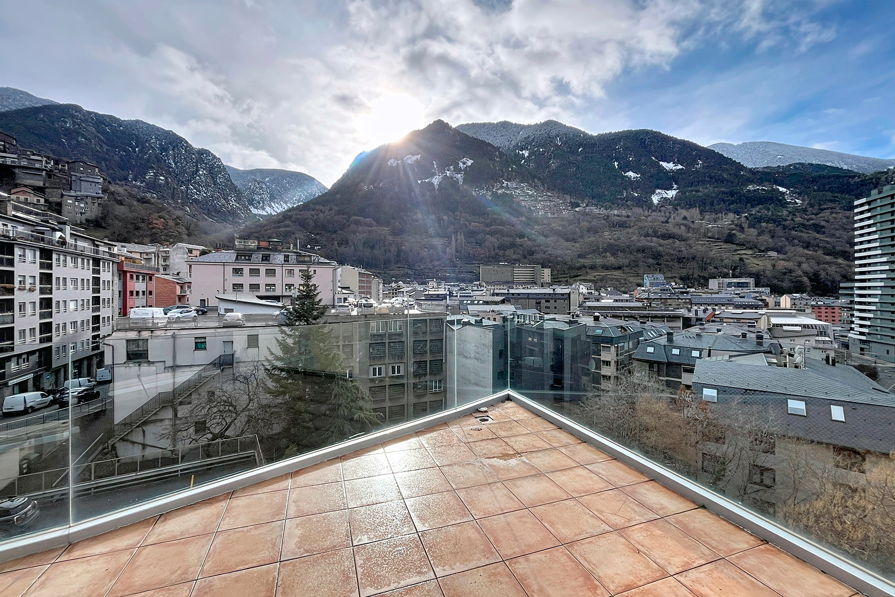 Es presenta aquest àtic singular de 215,05 m², s