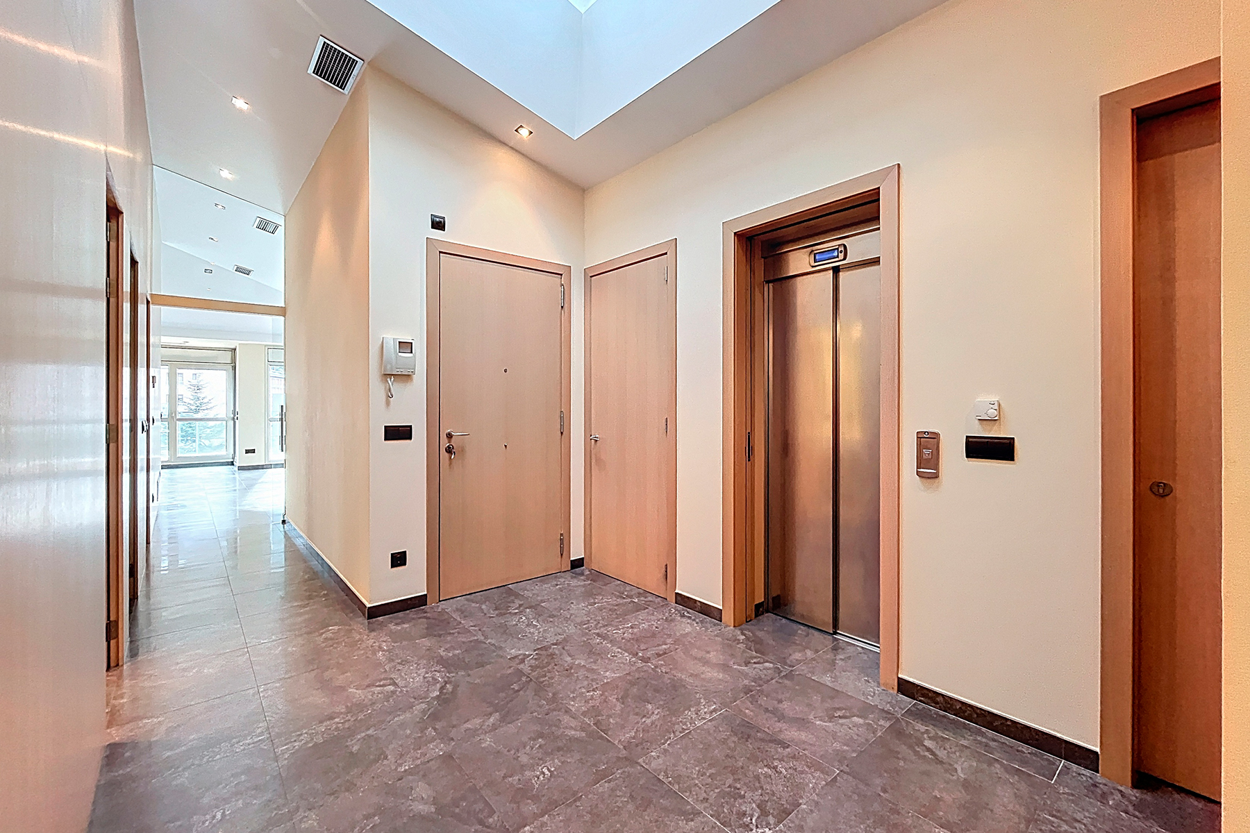 Es presenta aquest àtic singular de 215,05 m², s