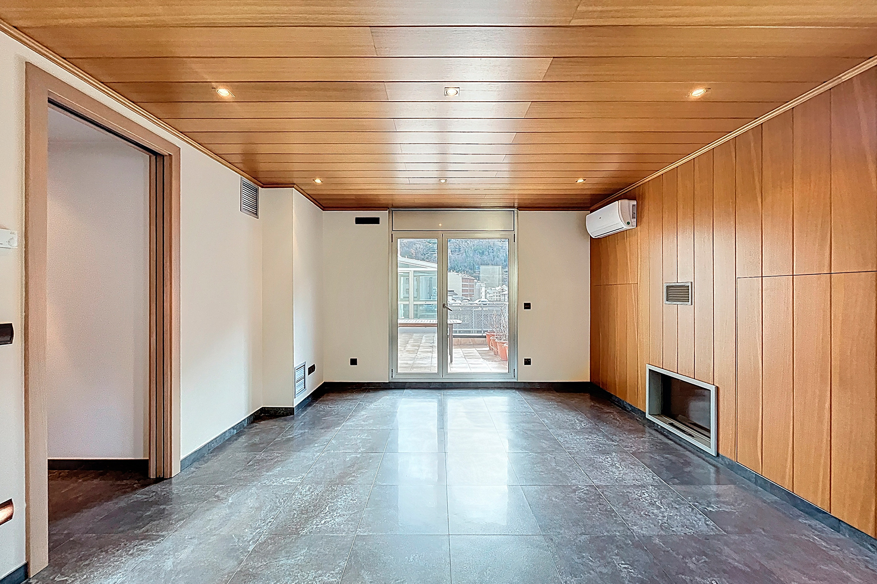 Es presenta aquest àtic singular de 215,05 m², s