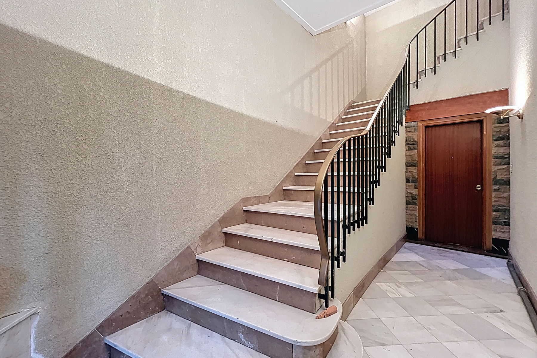 Presentem aquest exclusiu i emblemàtic edifici re