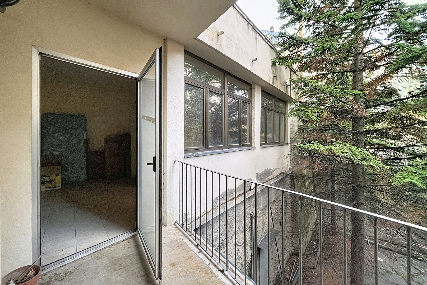 Presentem aquest exclusiu i emblemàtic edifici re