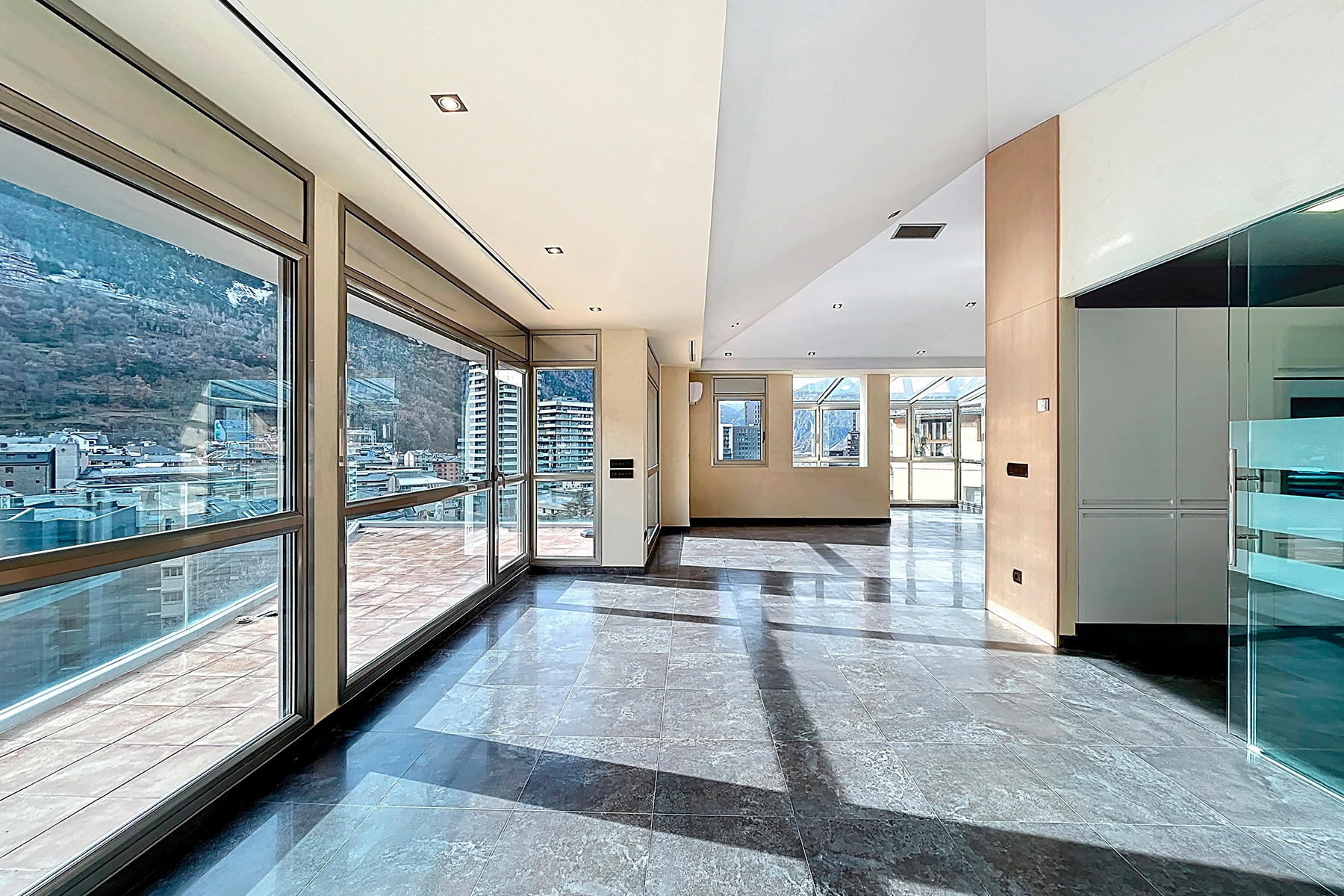 Es presenta aquest àtic singular de 215,05 m², s