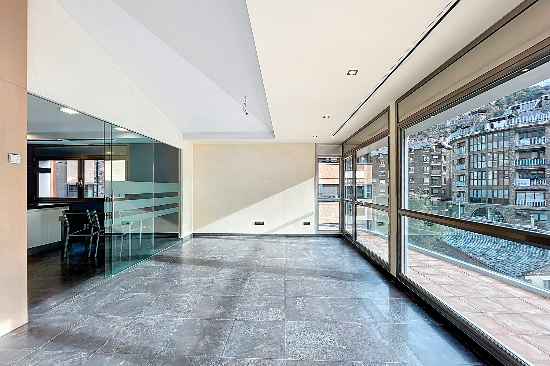 Es presenta aquest àtic singular de 215,05 m², s