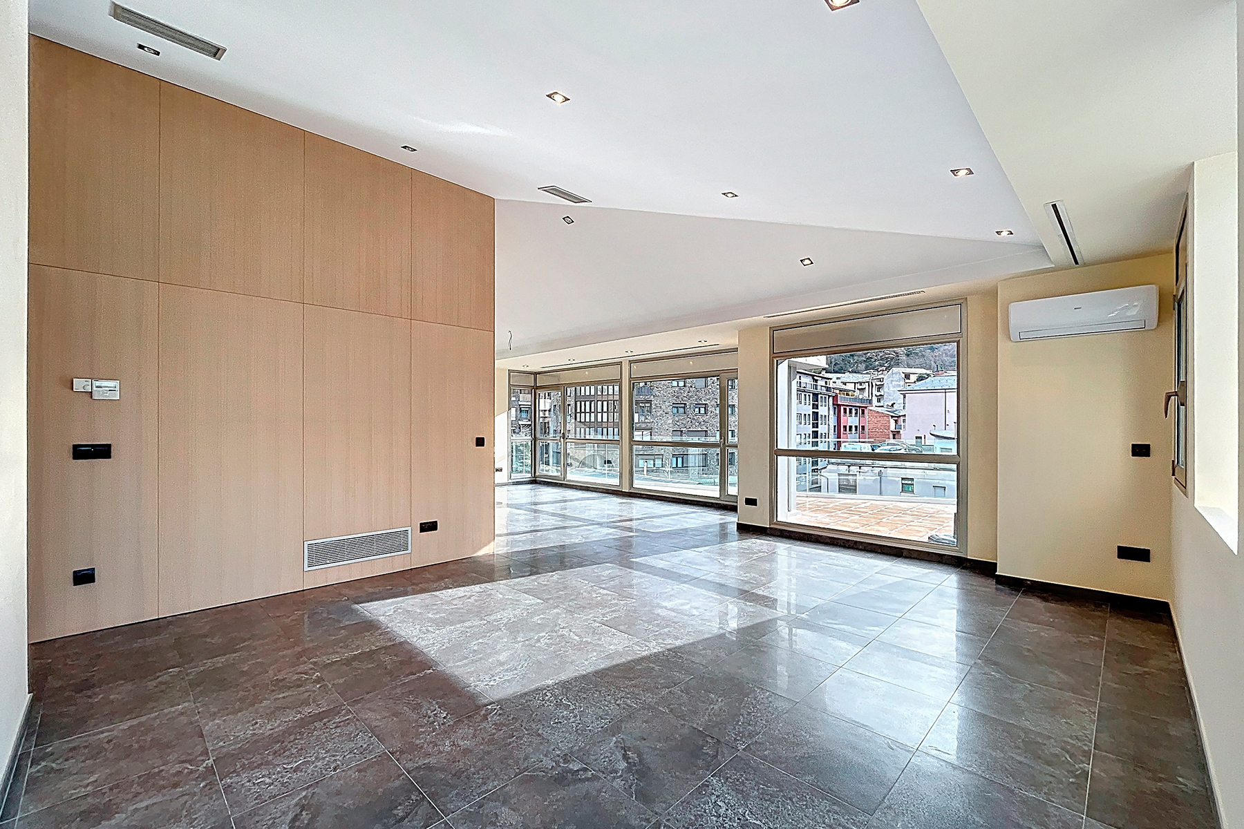 Es presenta aquest àtic singular de 215,05 m², s