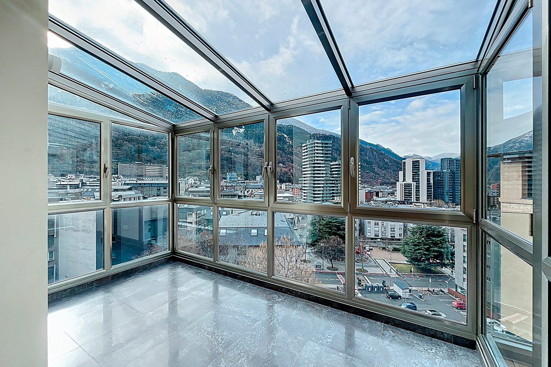 Es presenta aquest àtic singular de 215,05 m², s