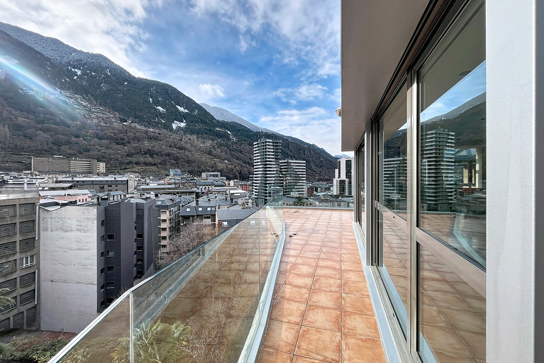 Es presenta aquest àtic singular de 215,05 m², s