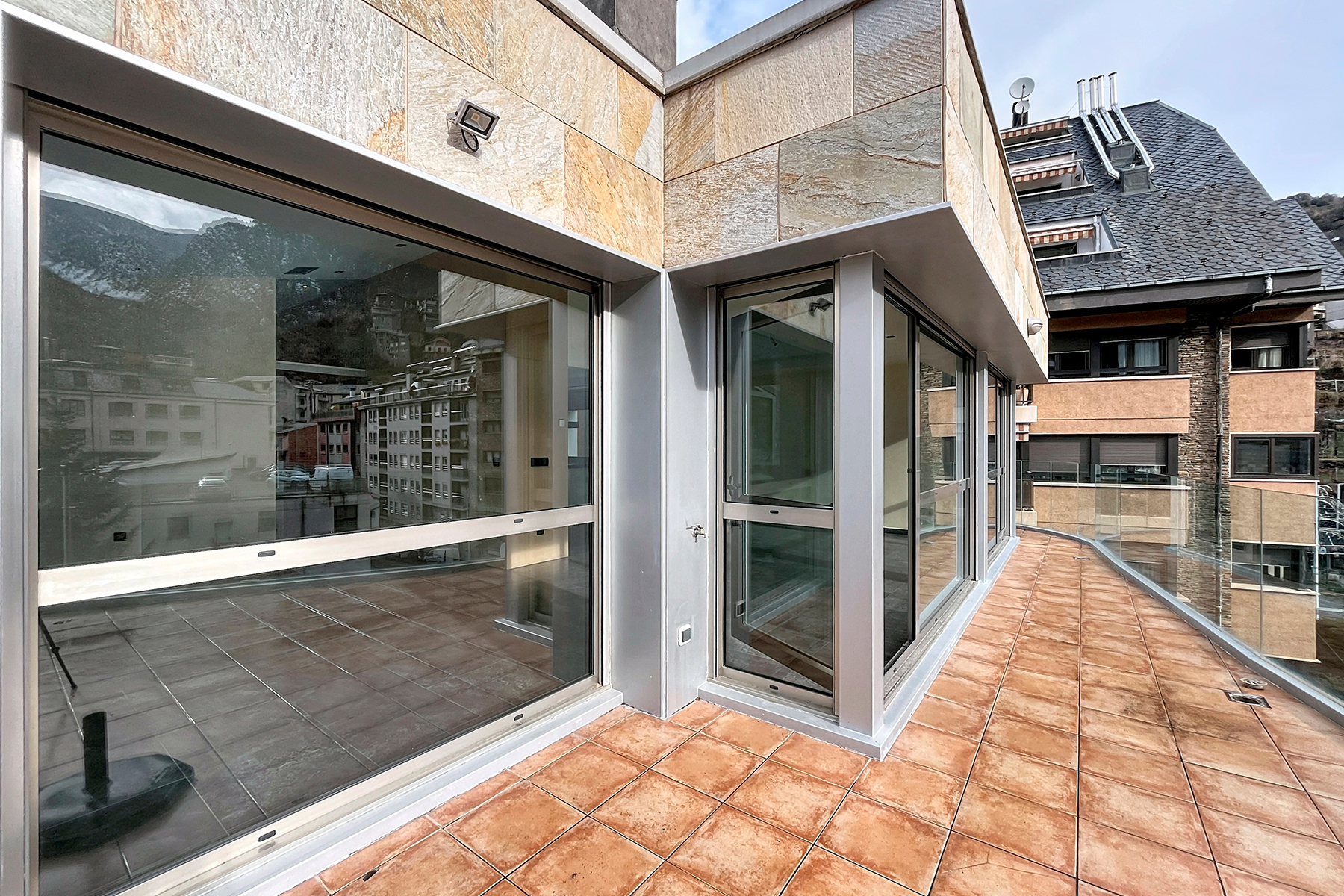 Es presenta aquest àtic singular de 215,05 m², s