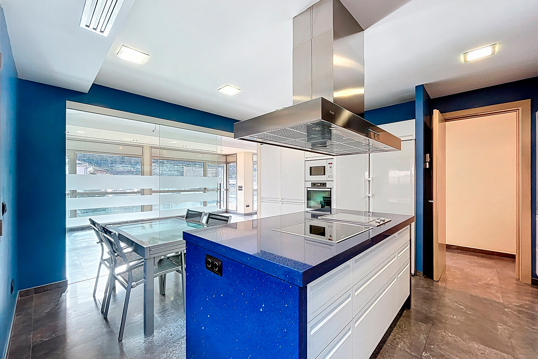 Es presenta aquest àtic singular de 215,05 m², s