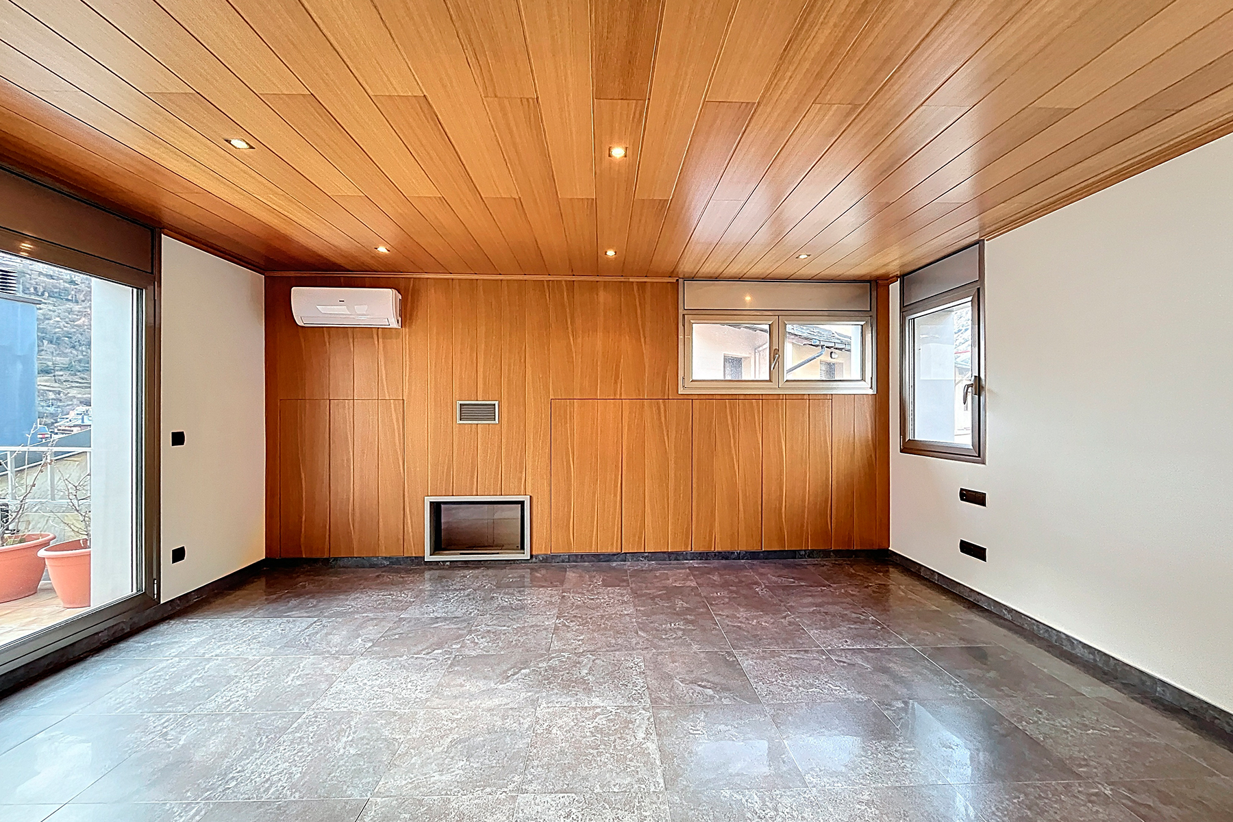 Es presenta aquest àtic singular de 215,05 m², s