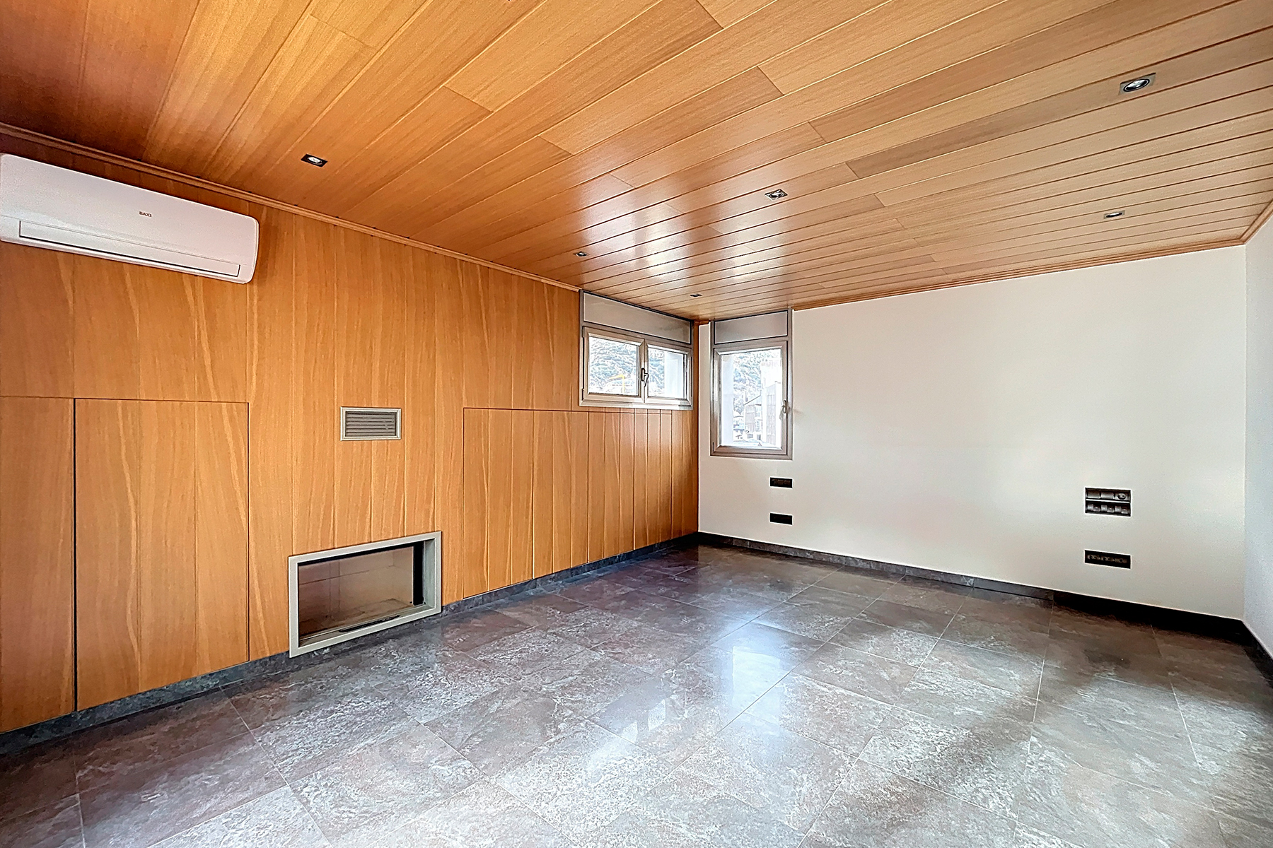 Es presenta aquest àtic singular de 215,05 m², s