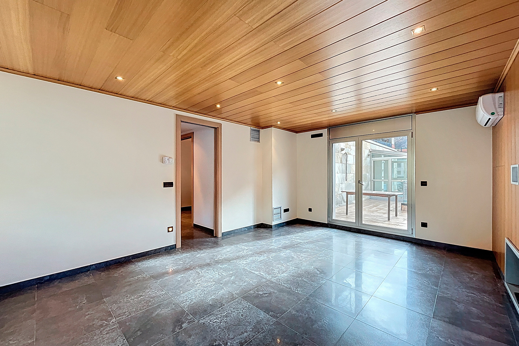 Es presenta aquest àtic singular de 215,05 m², s