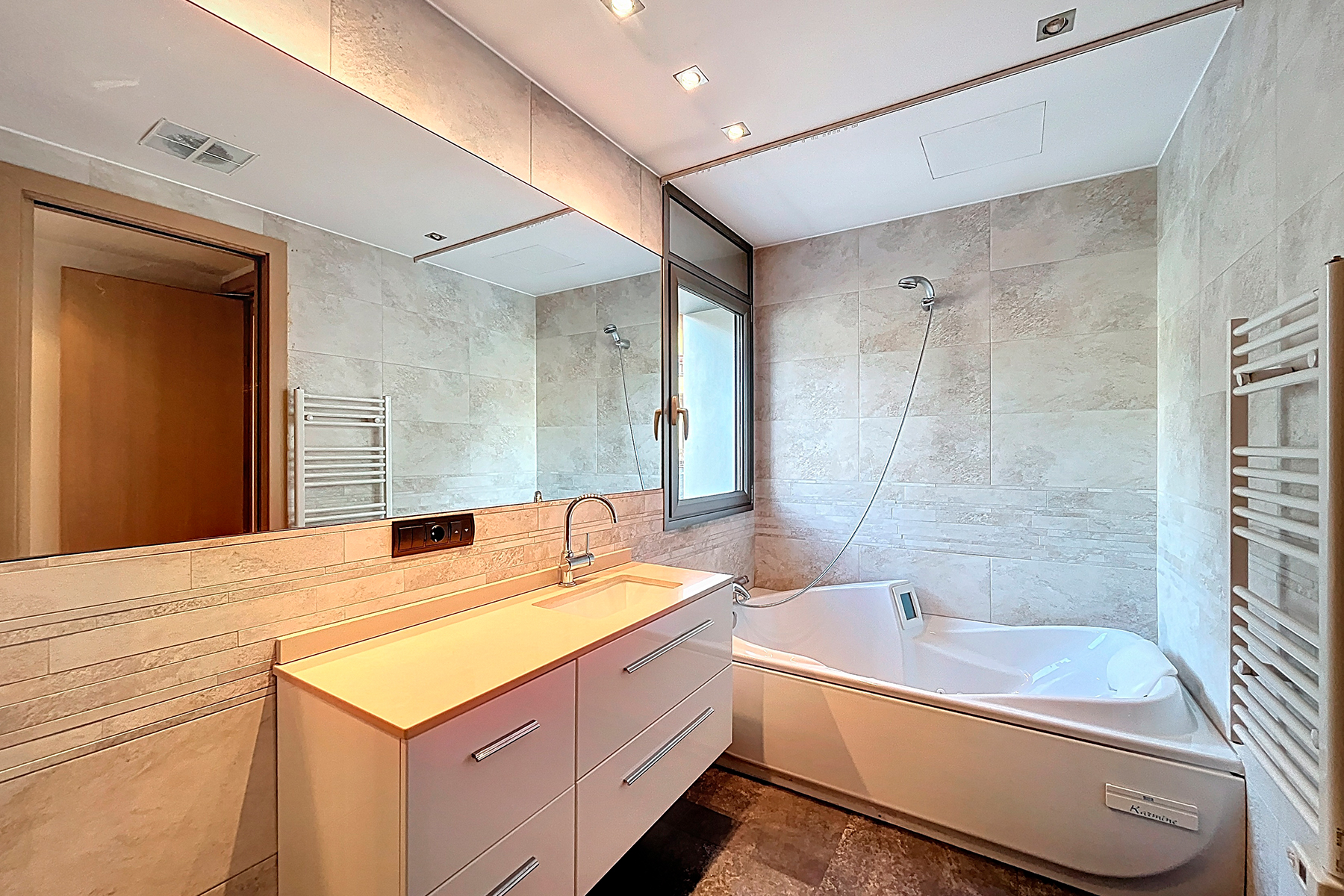 Es presenta aquest àtic singular de 215,05 m², s