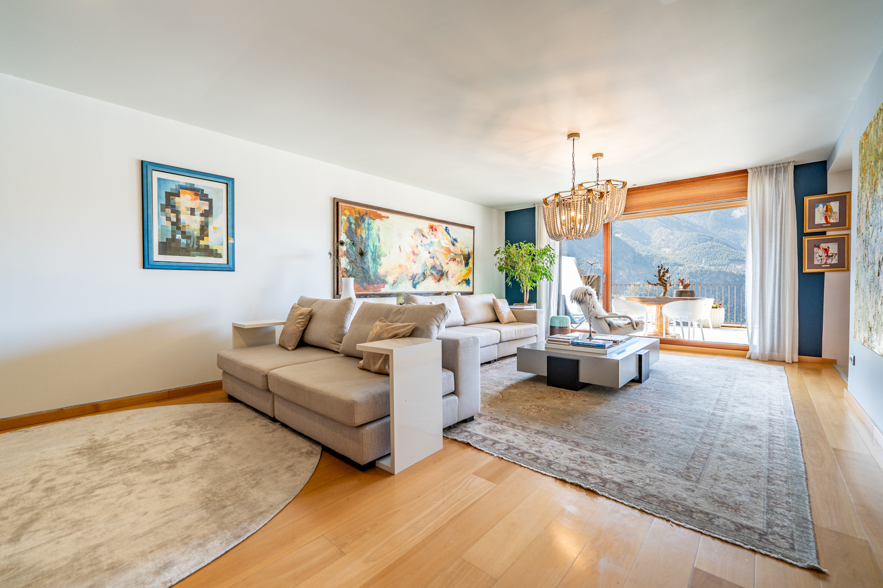 Aquest exclusiu i luxós pis, situat a la prestigi