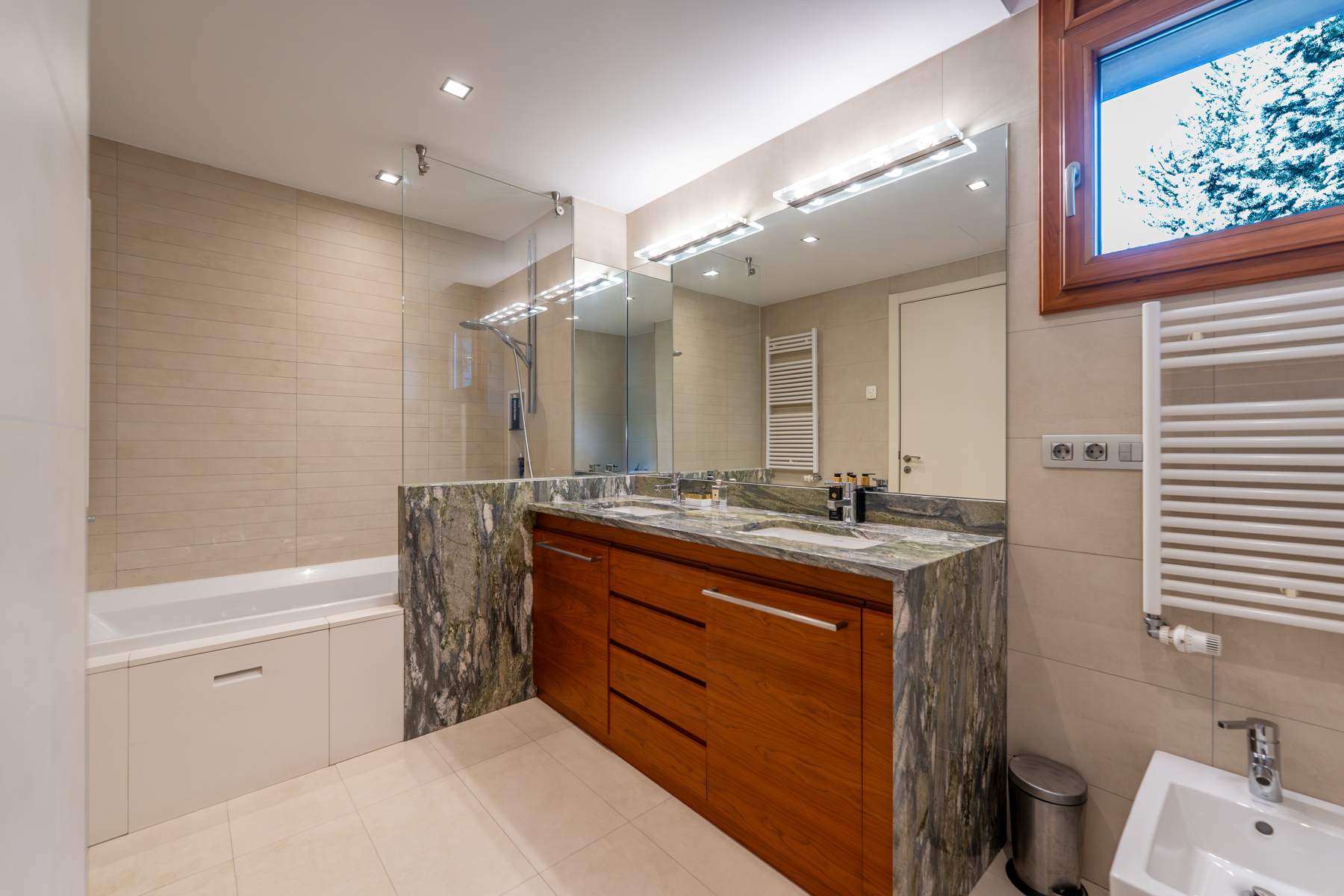 Aquest exclusiu i luxós pis, situat a la prestigi