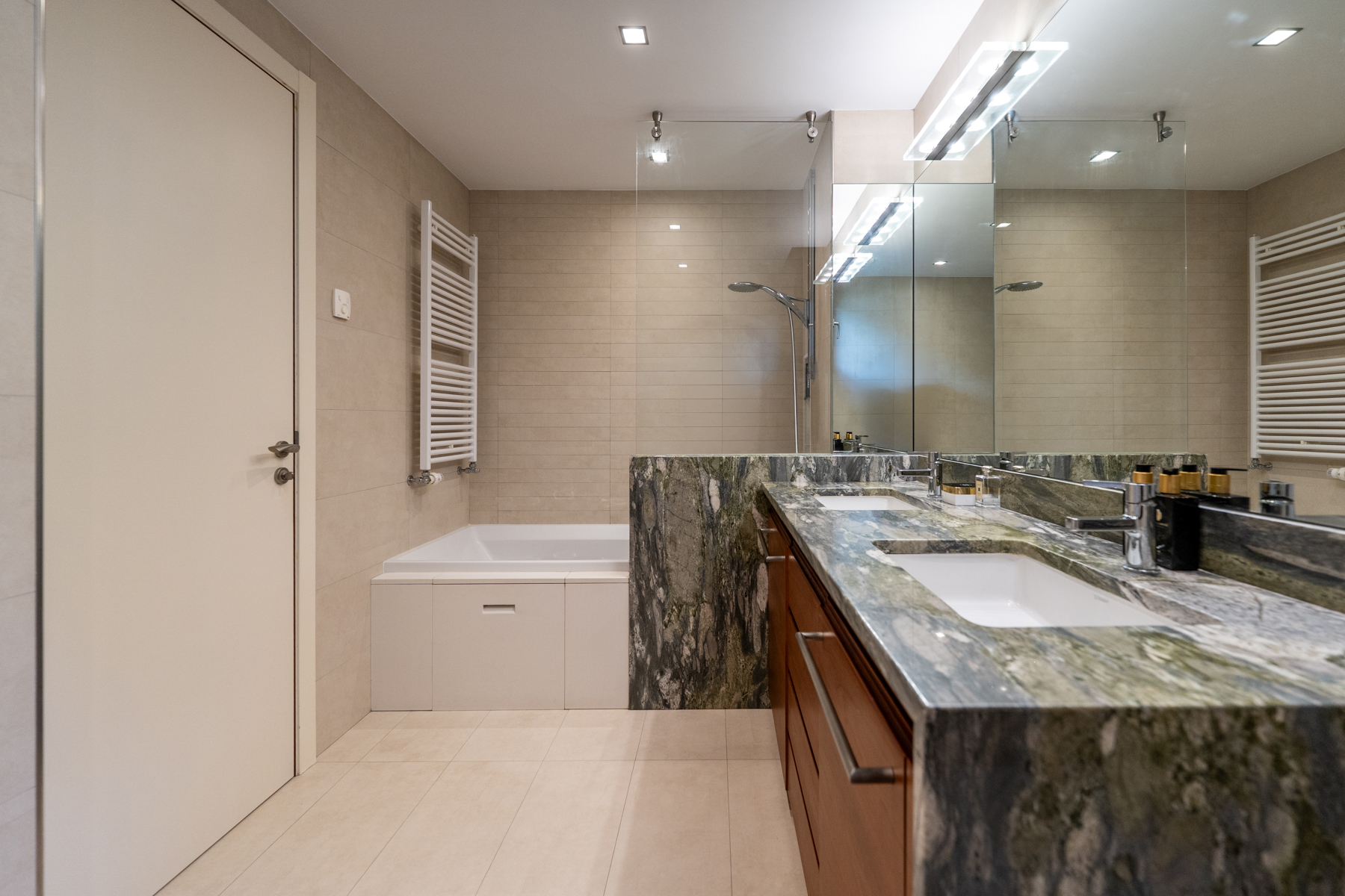 Aquest exclusiu i luxós pis, situat a la prestigi