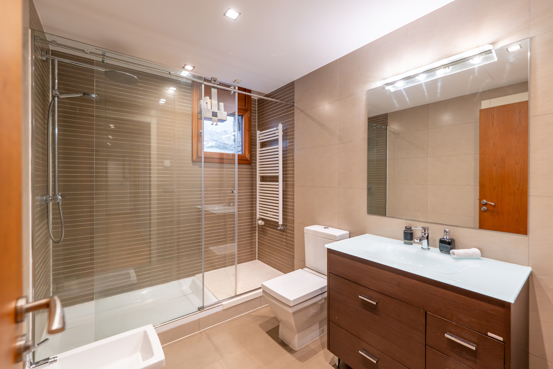 Aquest exclusiu i luxós pis, situat a la prestigi