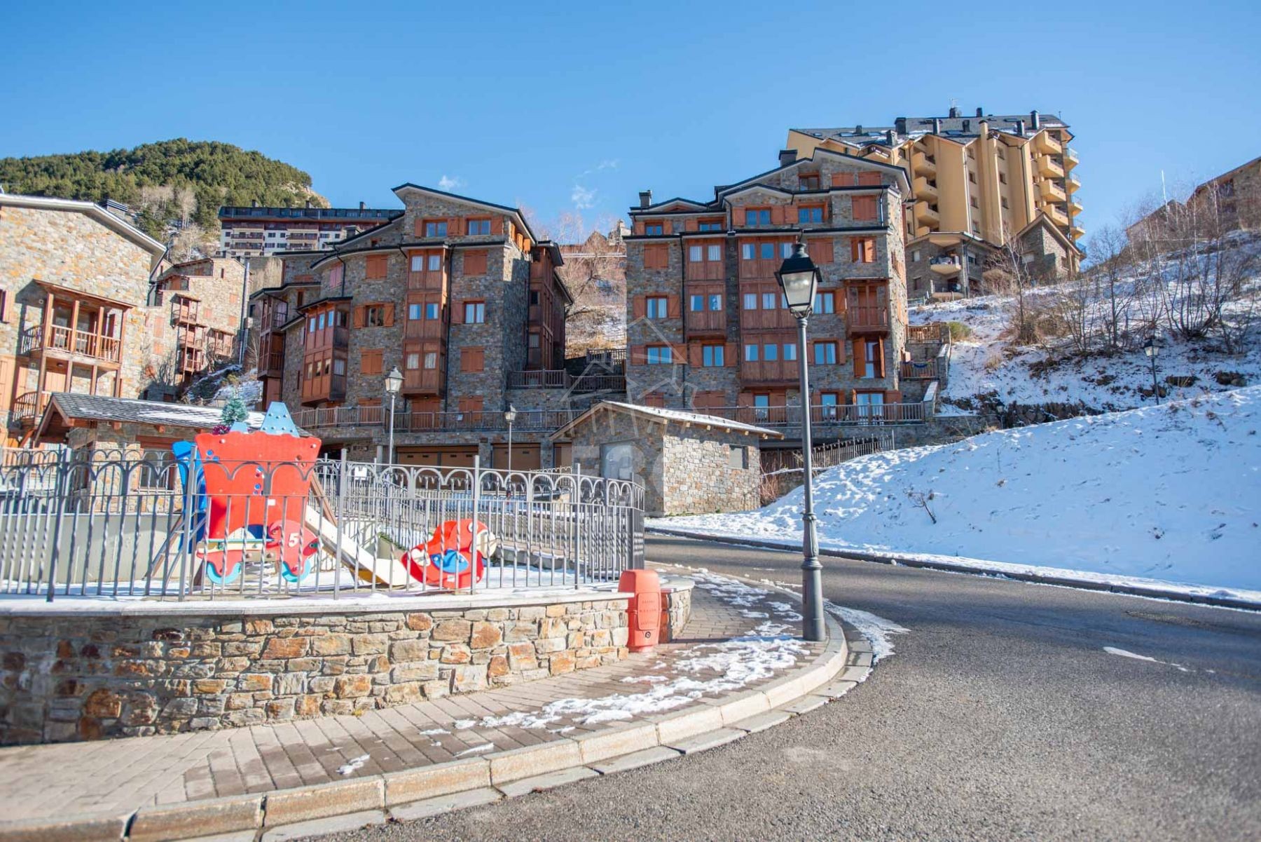 A la pleta de Soldeu, al costat de l'accés de Gr