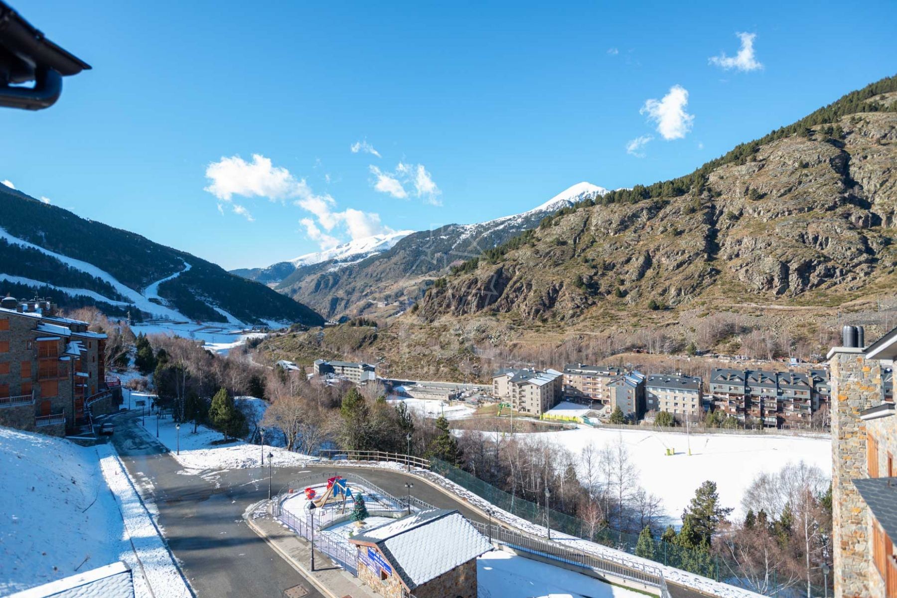 A la pleta de Soldeu, al costat de l'accés de Gr