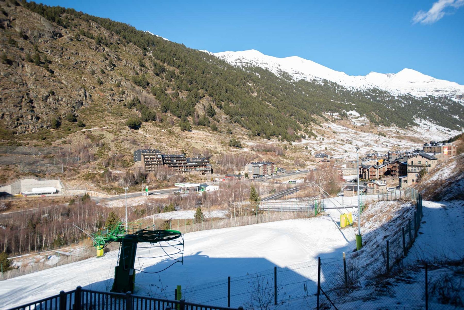 A la pleta de Soldeu, al costat de l'accés de Gr