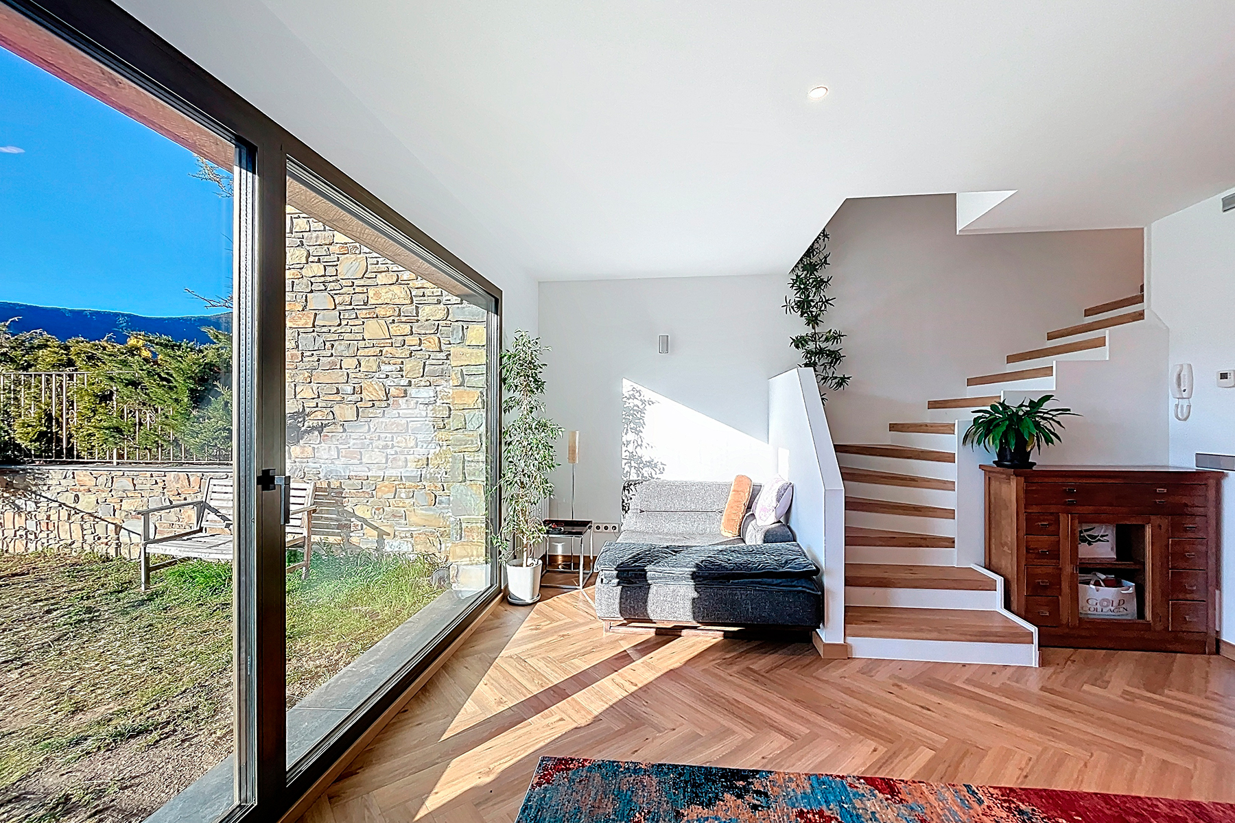 Descobreixi aquesta encantadora casa adossada a En